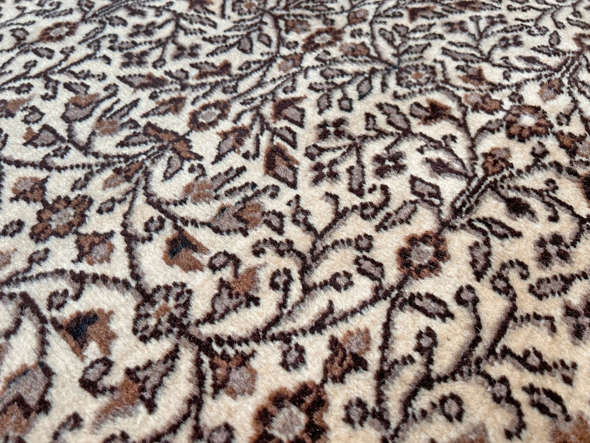 Close-up of a neutral Kayseri Turkish rug's intricate floral border design, handmade from undyed wool. The 8x12 wool carpet adds a touch of elegance to any living room, bedroom, dining area, or office decor. Free shipping from our rug shop in San Francisco Bay Area to USA and Canada.