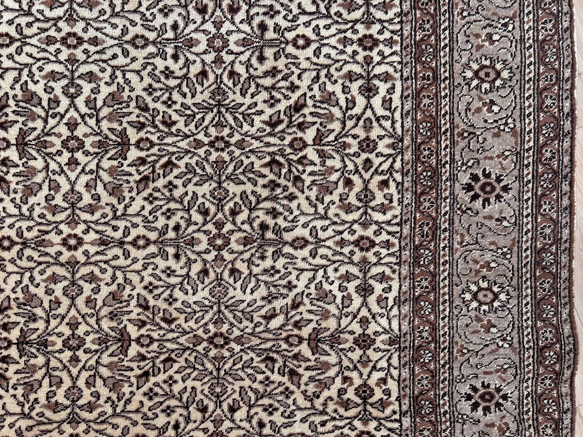 Border of a neutral Kayseri Turkish rug's intricate floral border design, handmade from undyed wool. The 8x12 wool carpet adds a touch of elegance to any living room, bedroom, dining area, or office decor. Free shipping from our rug shop in San Francisco Bay Area to USA and Canada.