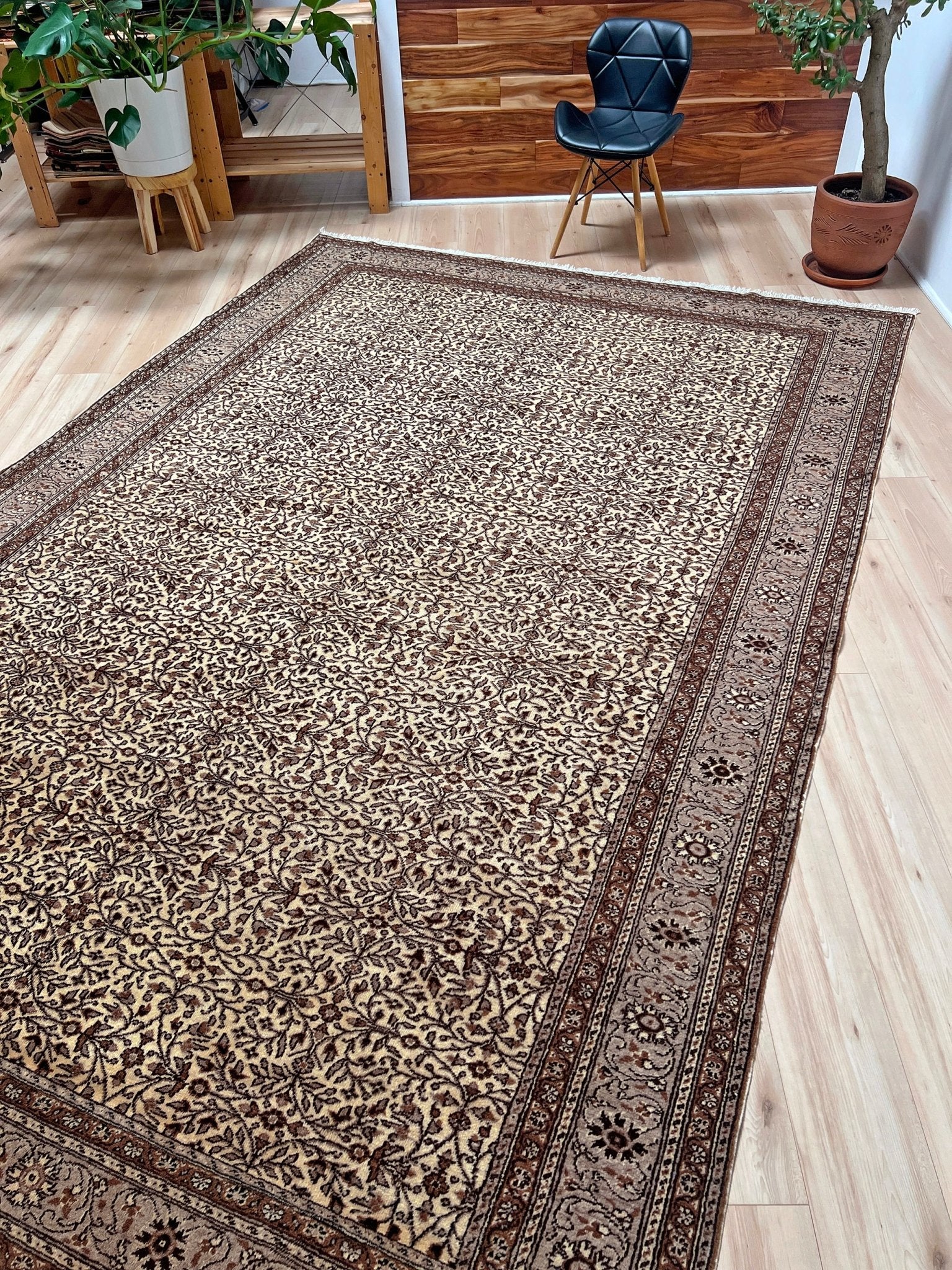 Side angle of a neutral Kayseri Turkish rug's intricate floral border design, handmade from undyed wool. The 8x12 wool carpet adds a touch of elegance to any living room, bedroom, dining area, or office decor. Free shipping from our rug shop in San Francisco Bay Area to USA and Canada.