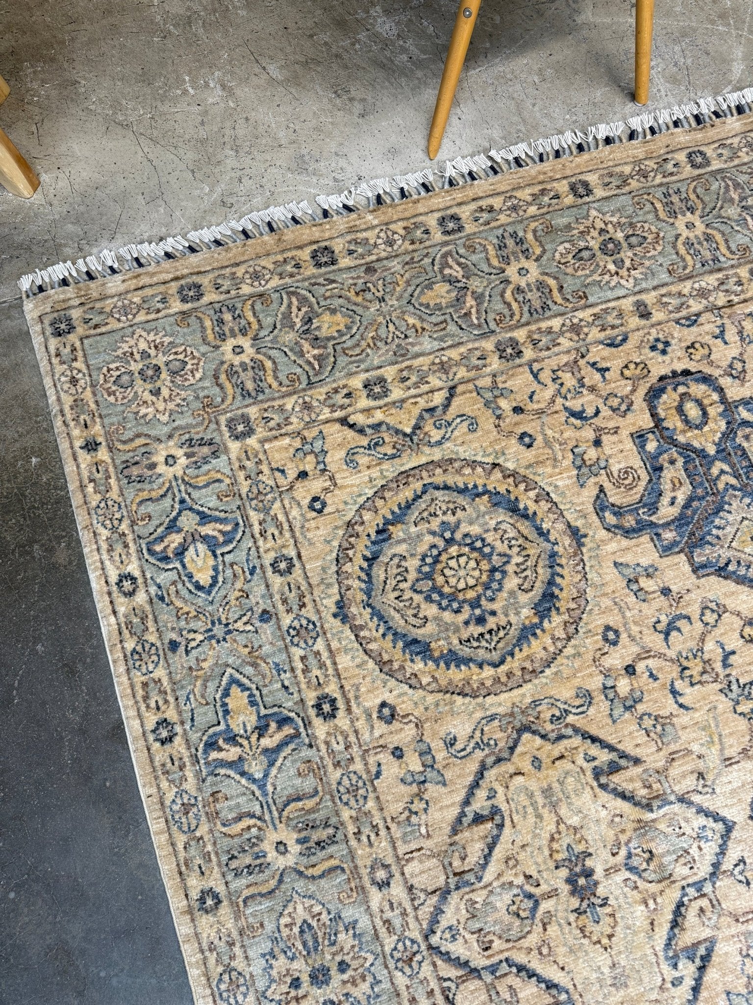 6x9 handmade transitional Ziegler Sultanabad Turkish rug in soft ivory, beige, and muted blue tones with a neutral, calming palette. Ideal for living rooms, dining rooms, and bedrooms in modern, rustic, or coastal décor. From a rug shop in Burlingame, San Francisco Bay Area, CA with free shipping.