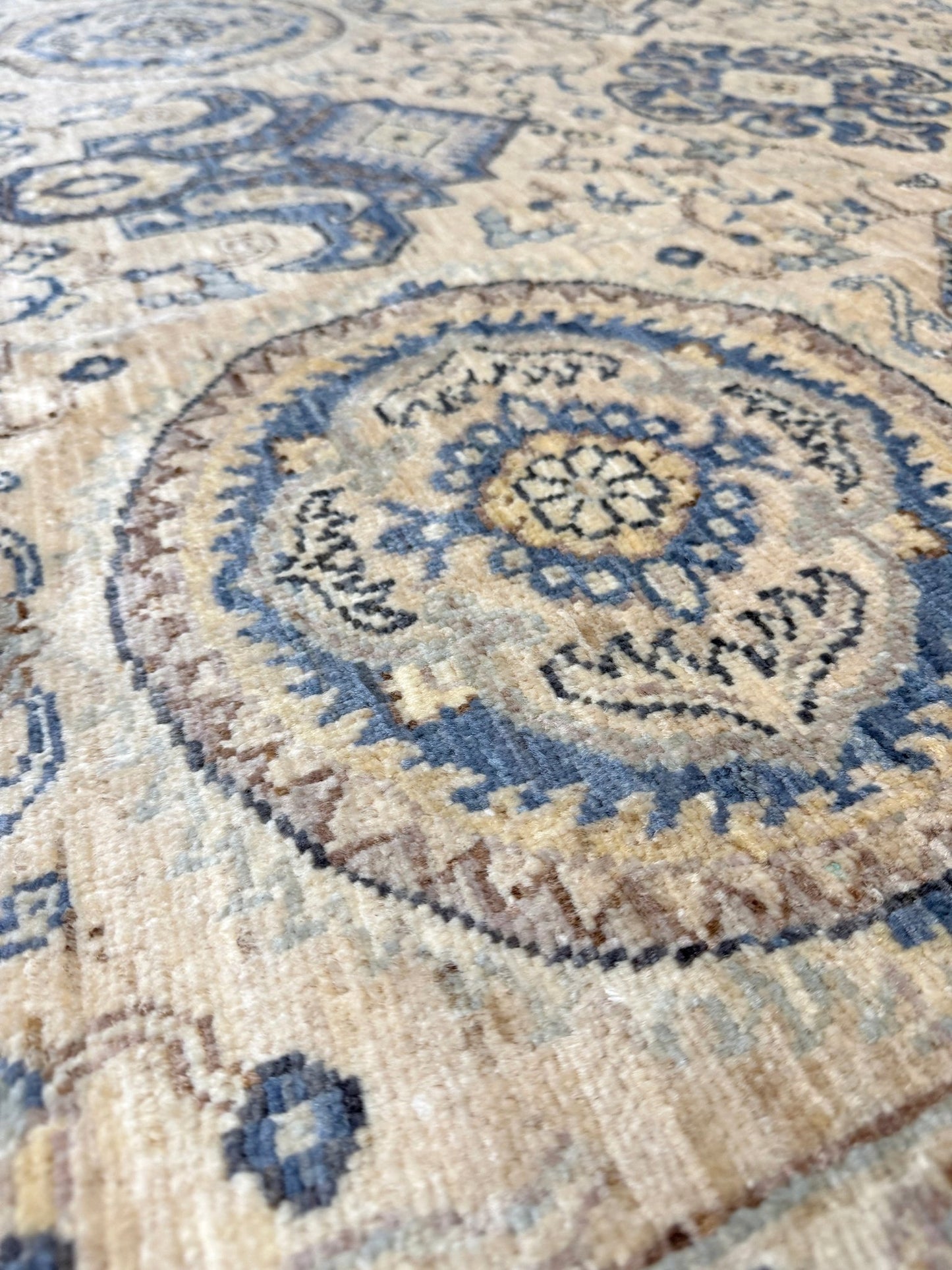 6x9 handmade transitional Ziegler Sultanabad Turkish rug in soft ivory, beige, and muted blue tones with a neutral, calming palette. Ideal for living rooms, dining rooms, and bedrooms in modern, rustic, or coastal décor. From a rug shop in Burlingame, San Francisco Bay Area, CA with free shipping.