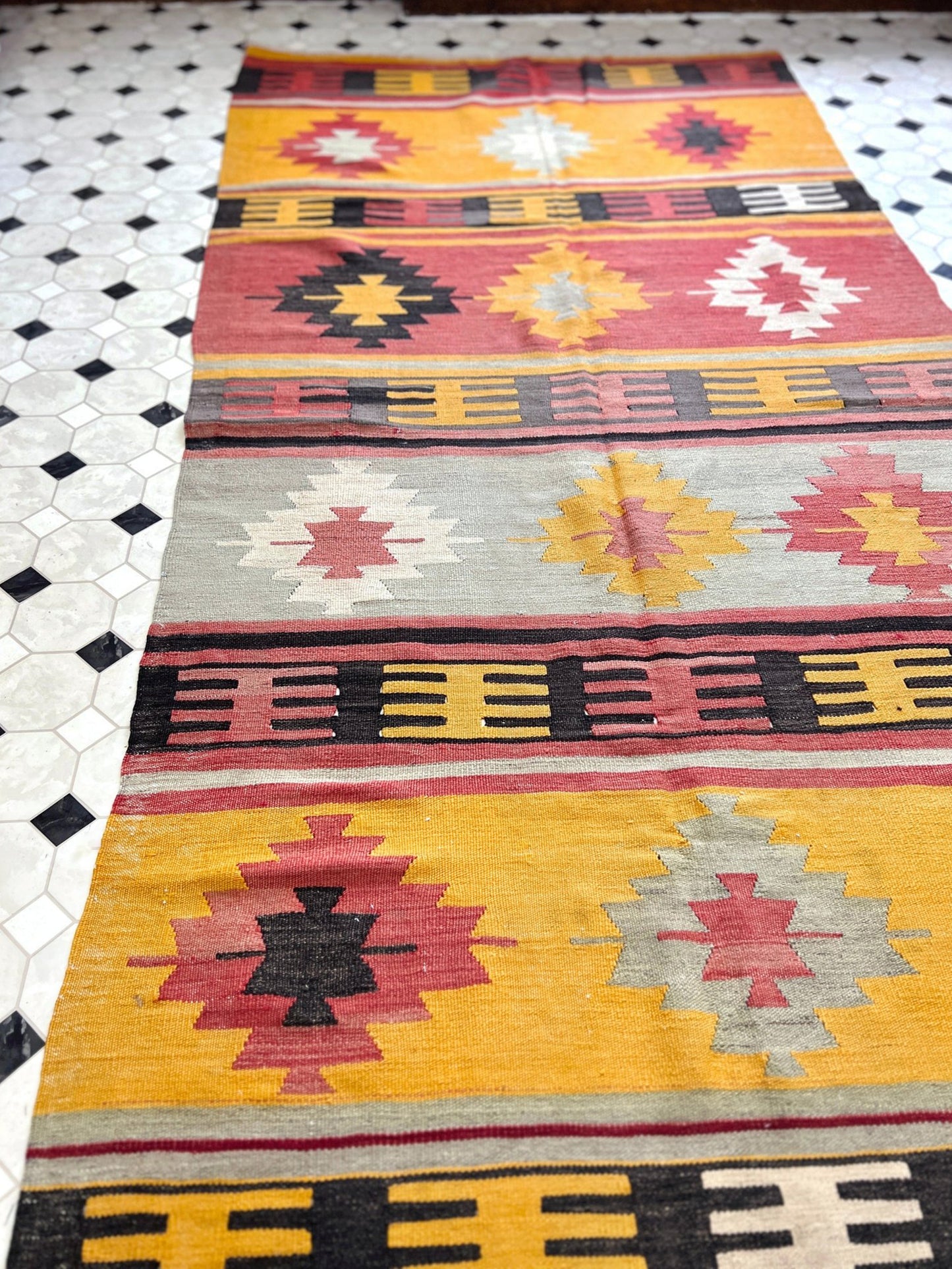 4x9 Navajo style Vintage Turkish Runner. Anatolian wool Rug. Oriental rug shop Berkeley Palo Alto Los Atos. Vintage rug shop san francisco bay area palo alto. Online rug shopping free shipping to USA Canada toronto California. 