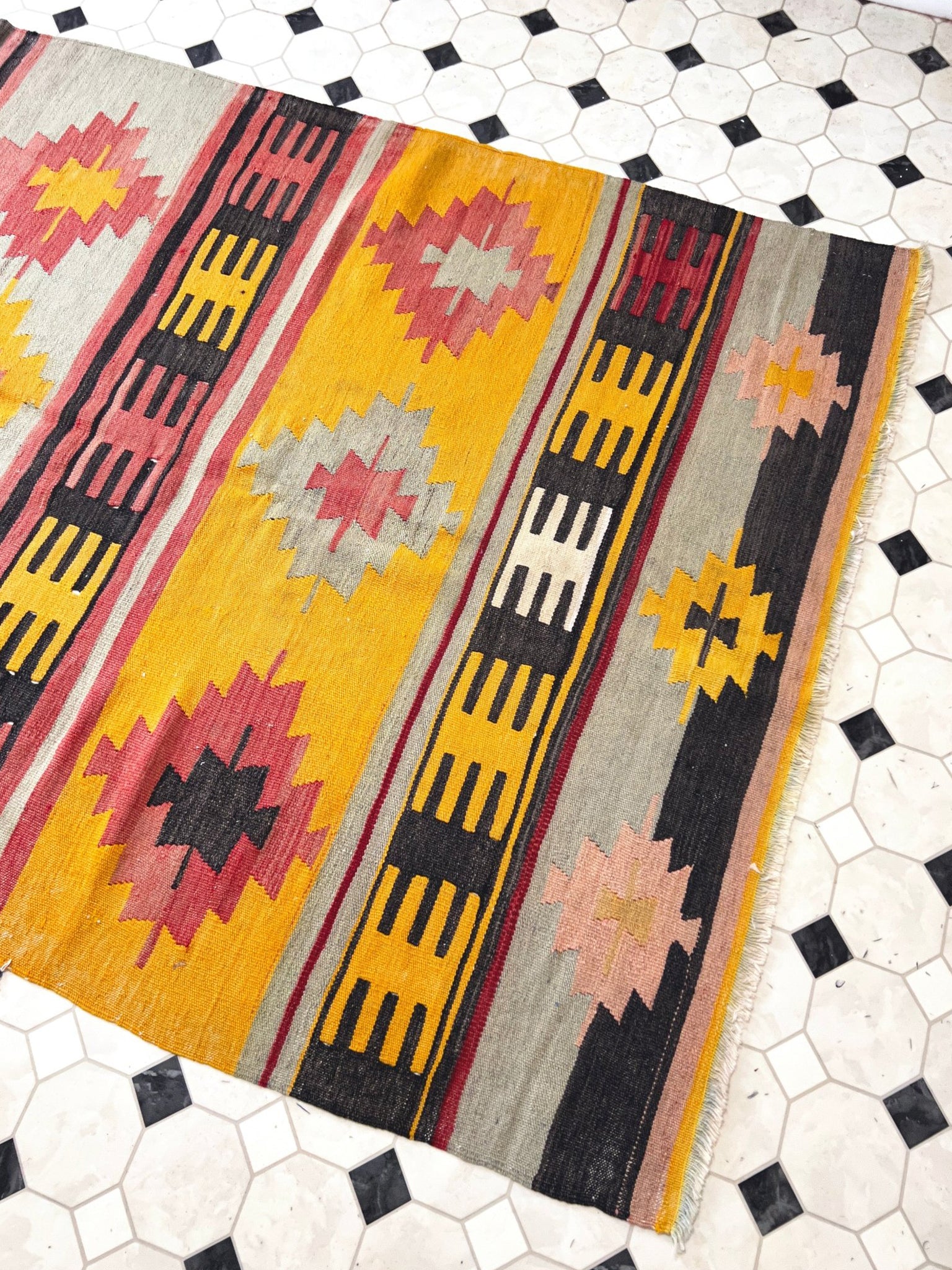 4x9 Navajo style Vintage Turkish Runner. Anatolian wool Rug. Oriental rug shop Berkeley Palo Alto Los Atos. Vintage rug shop san francisco bay area palo alto. Online rug shopping free shipping to USA Canada toronto California. 