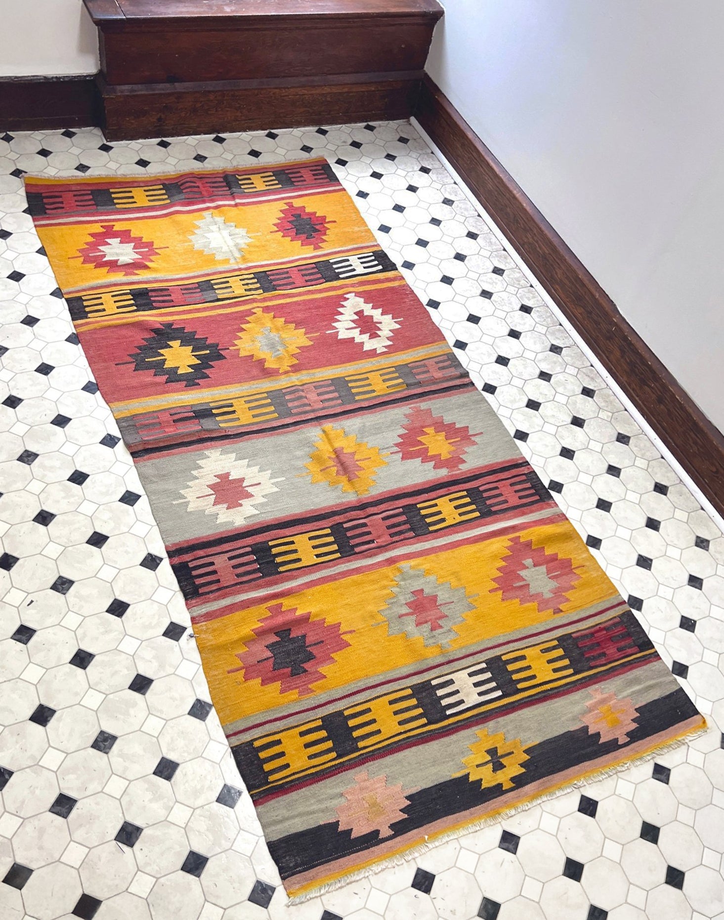 4x9 Navajo style Vintage Turkish Runner. Anatolian wool Rug. Oriental rug shop Berkeley Palo Alto Los Atos. Vintage rug shop san francisco bay area palo alto. Online rug shopping free shipping to USA Canada toronto California. 