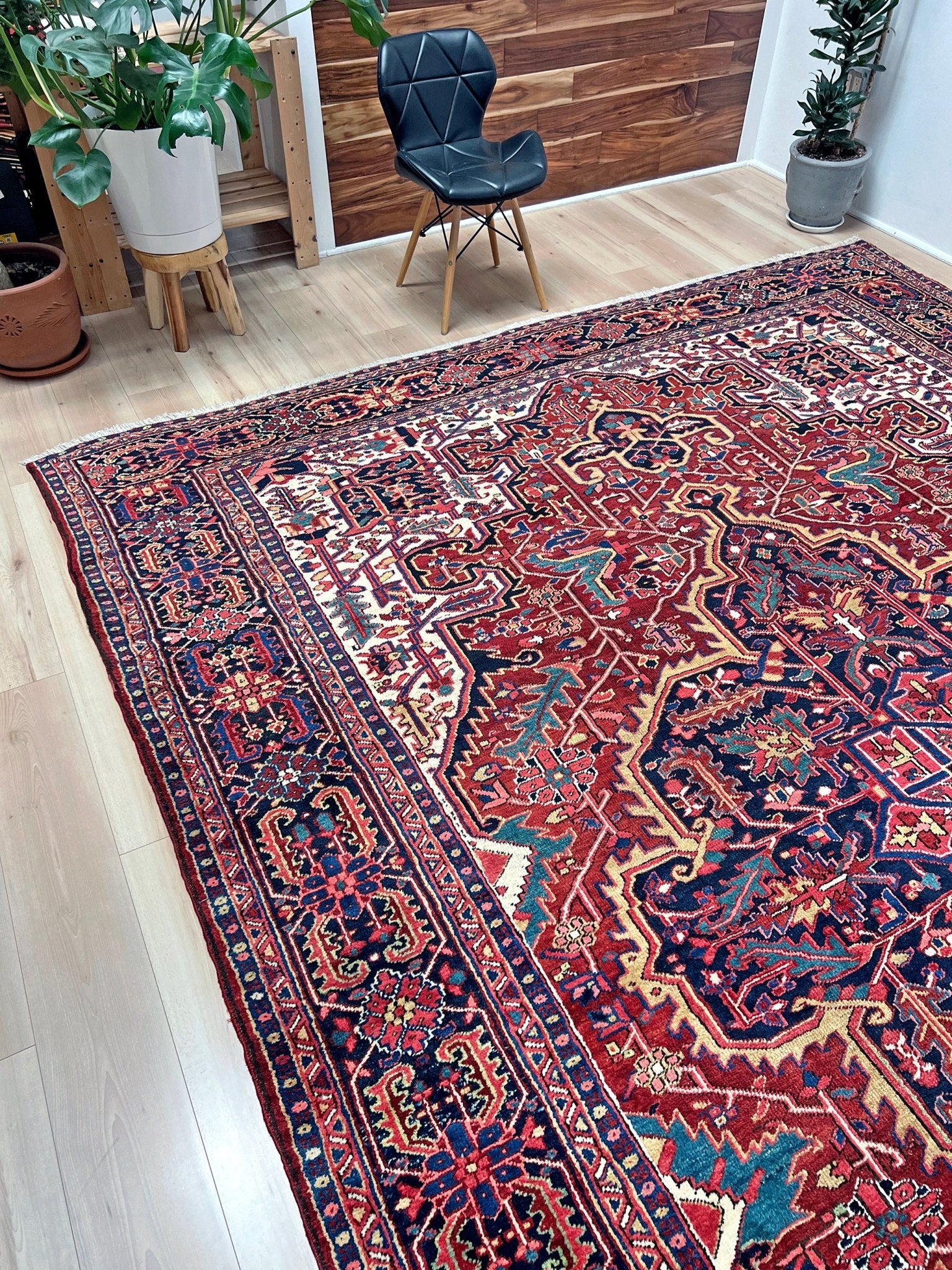 serapi heriz persian handmade area rug. 10x14 vintage rug for living room. Luxury living room rug shop palo alto menlo park. Oriental rug shop san francisco bay area.