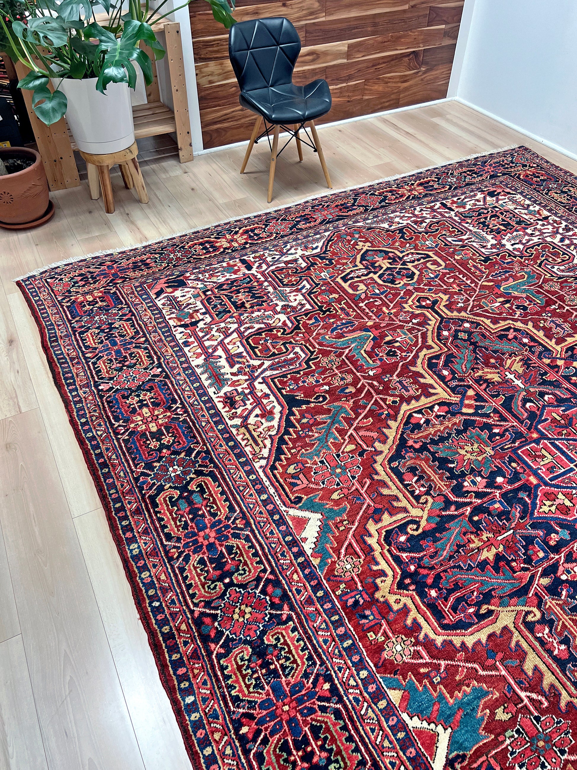 serapi heriz persian handmade area rug. 10x14 vintage rug for living room. Luxury living room rug shop palo alto menlo park. Oriental rug shop san francisco bay area.