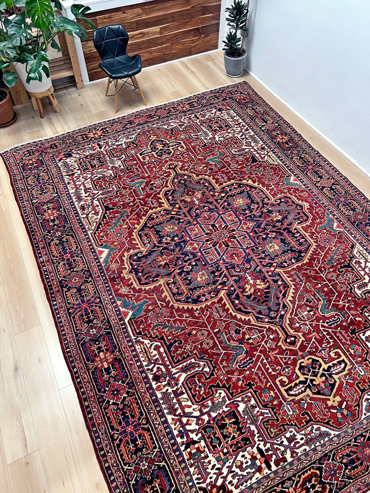 serapi heriz persian handmade area rug. 10x14 vintage rug for living room. Luxury living room rug shop palo alto menlo park. Oriental rug shop san francisco bay area.