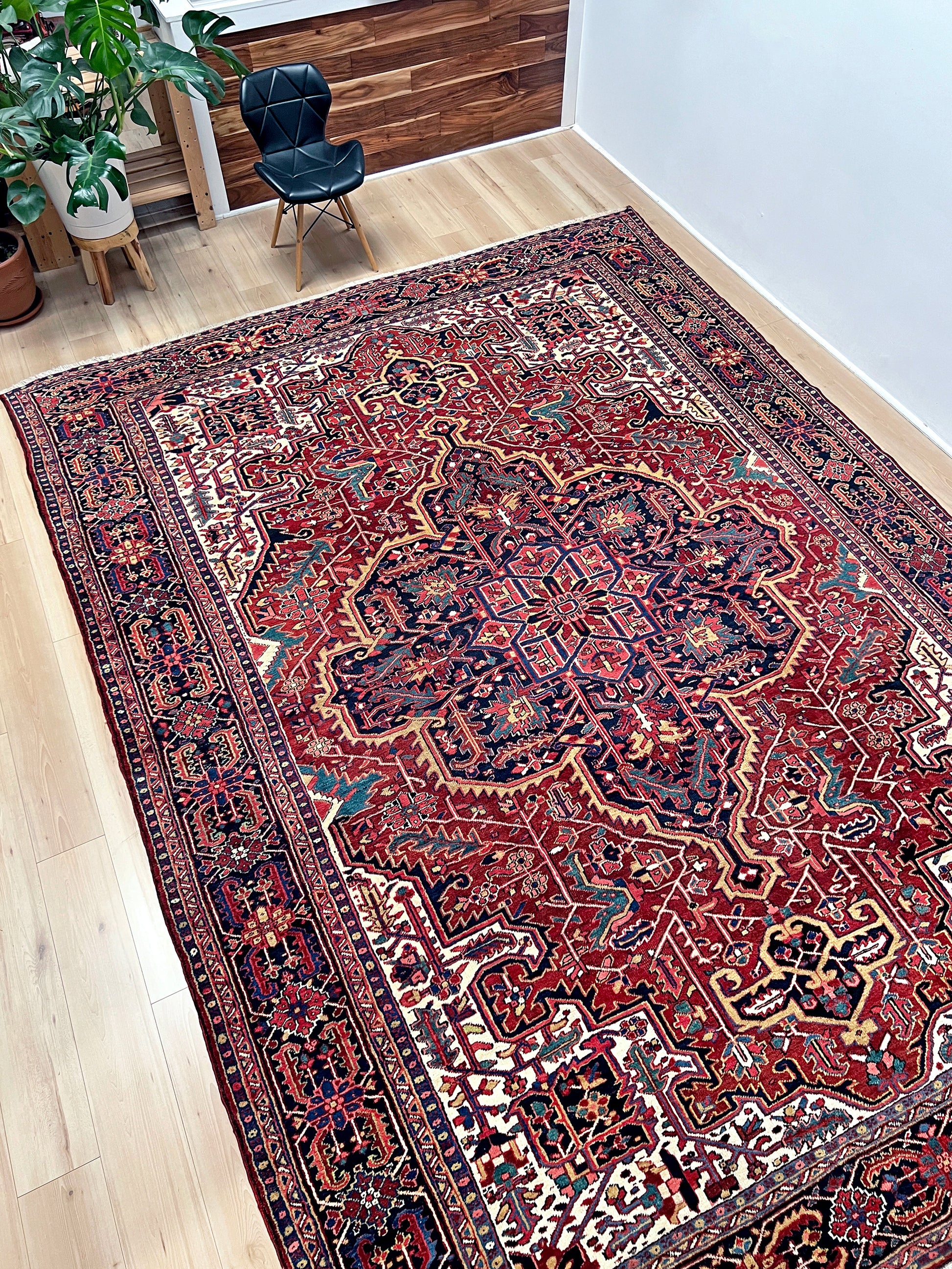 serapi heriz persian handmade area rug. 10x14 vintage rug for living room. Luxury living room rug shop palo alto menlo park. Oriental rug shop san francisco bay area.