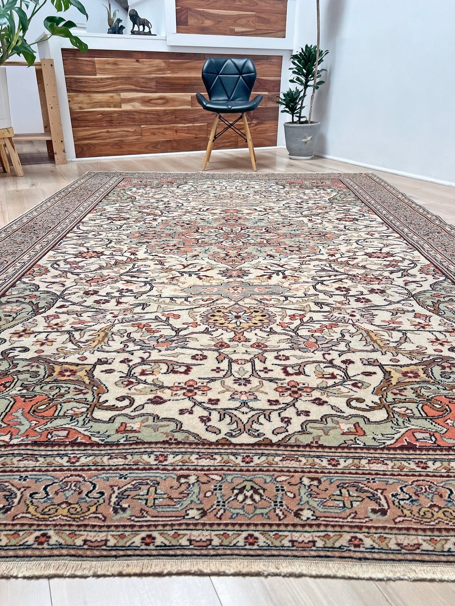 Kayseri vintage turkish rug shop san francisco bay area. Luxury rug shop palo alto menlo park. Neutral rug for living room bedroom dining.