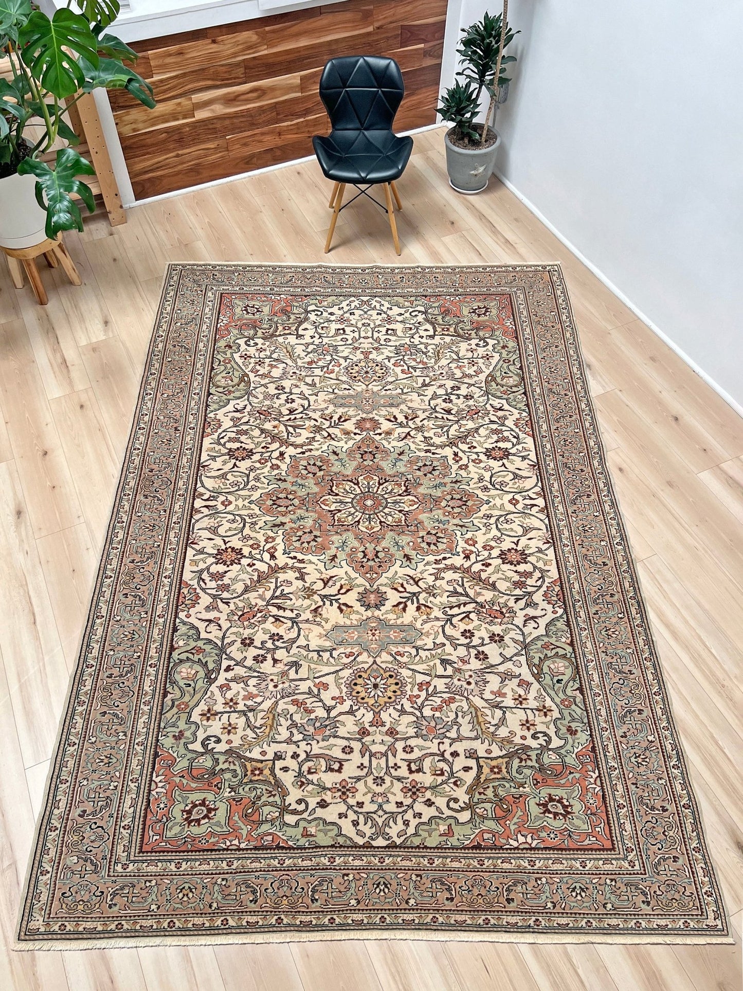 Kayseri vintage turkish rug shop san francisco bay area. Luxury rug shop palo alto menlo park. Neutral rug for living room bedroom dining.