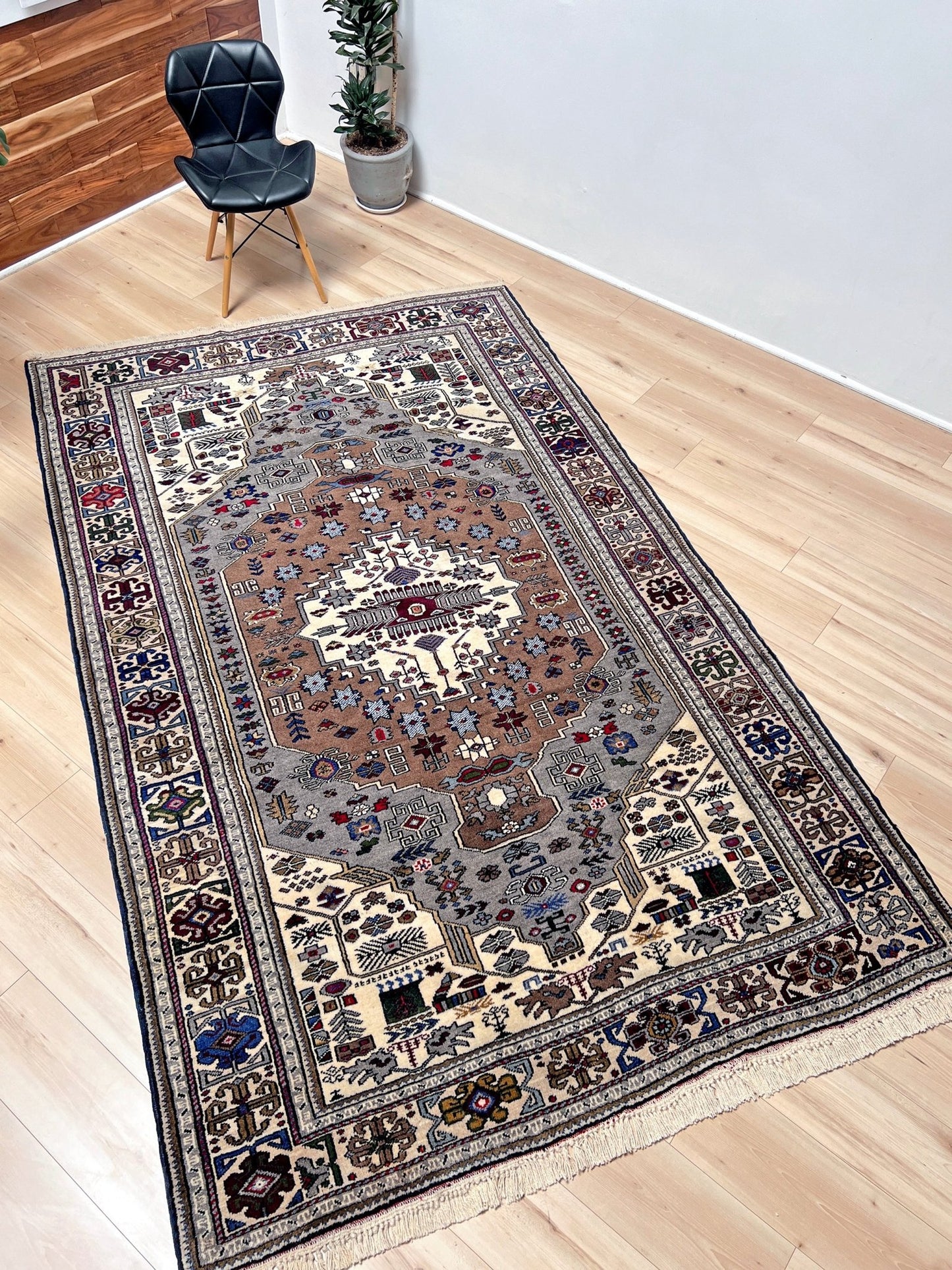 Konya Cavuslu vintage turkish rug shop san francisco bay area. Oriental rug shop Palo alto. Luxury rug shop berkeley CA.