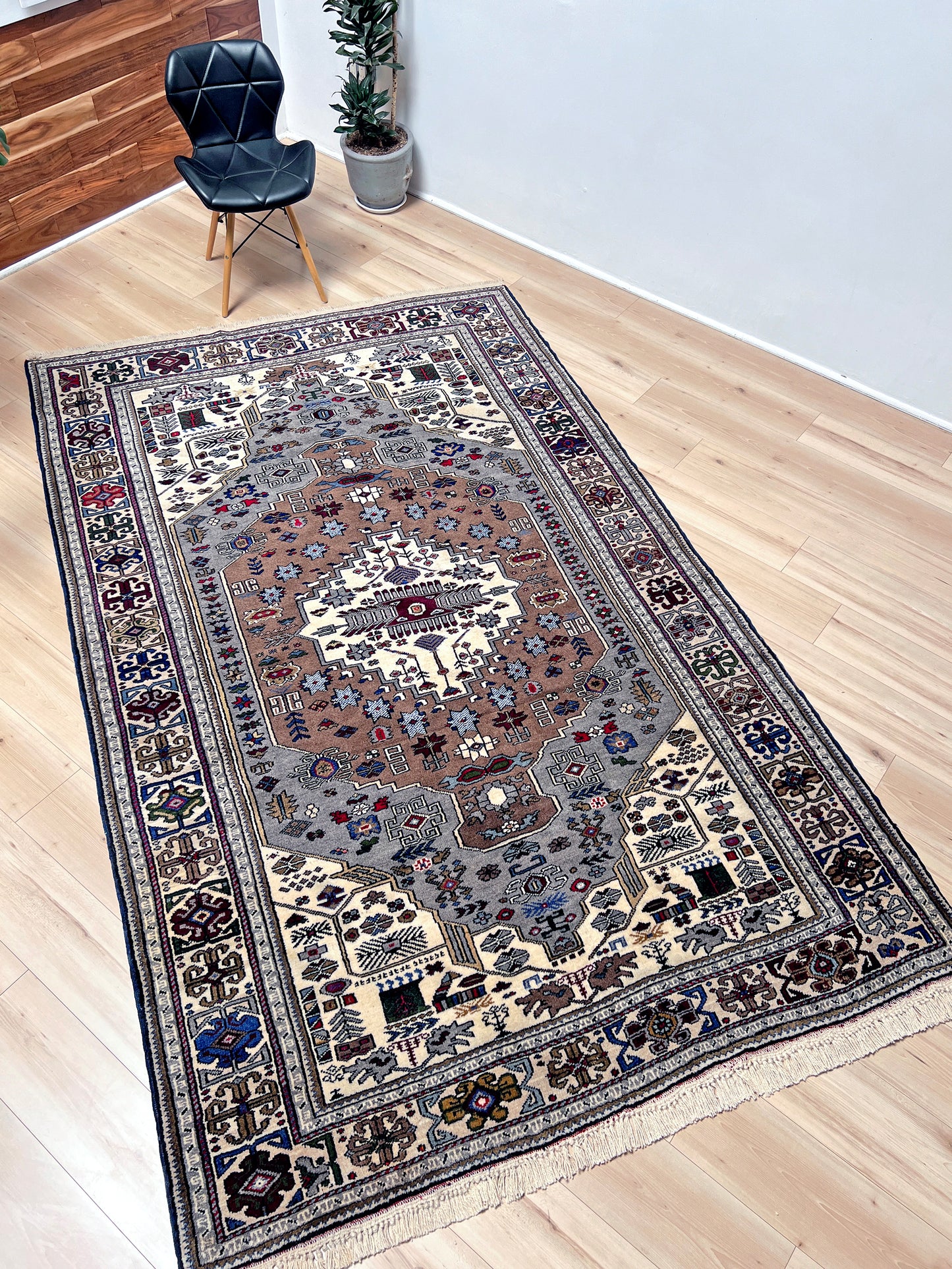 Konya Cavuslu vintage turkish rug shop san francisco bay area. Oriental rug shop Palo alto. Luxury rug shop berkeley CA free shipping.