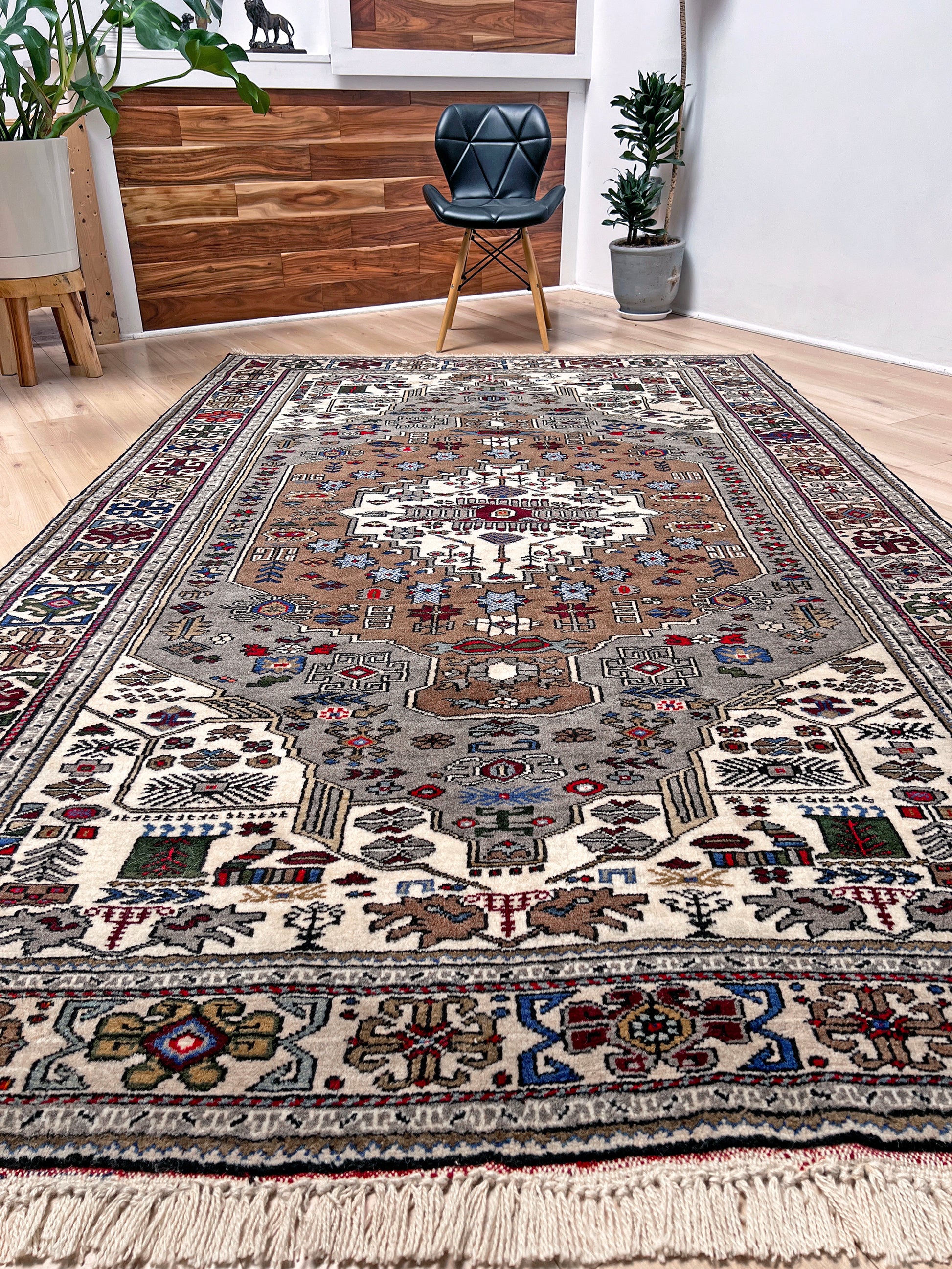 Konya Cavuslu vintage turkish rug shop san francisco bay area. Oriental rug shop Palo alto. Luxury rug shop berkeley CA.