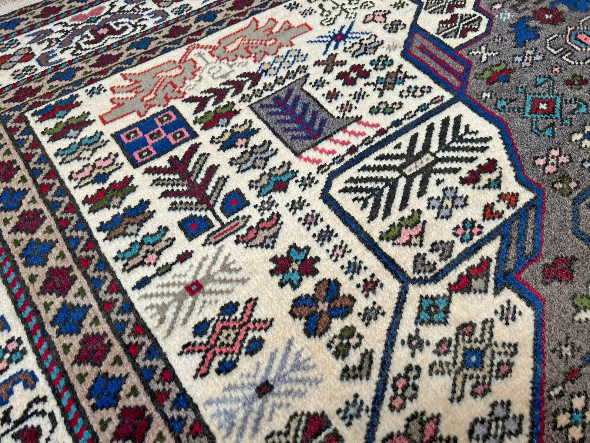 Konya vintage turkish rug shop san francisco bay area. Oriental rug shop Palo alto. Luxury rug with natural color tones shop berkeley CA.