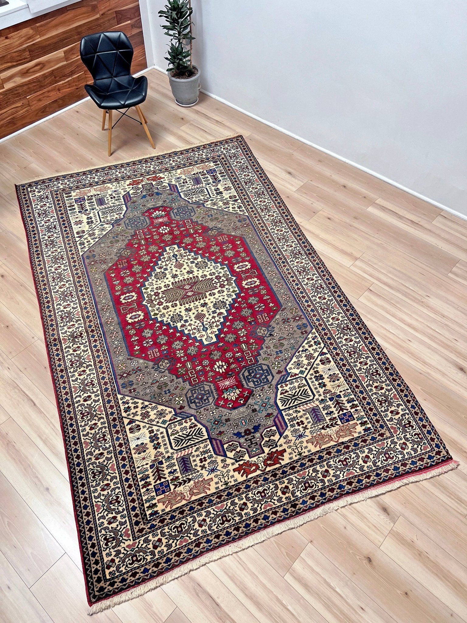 Konya vintage turkish rug shop san francisco bay area. Oriental rug shop Palo alto. Luxury rug with natural color tones shop berkeley CA.