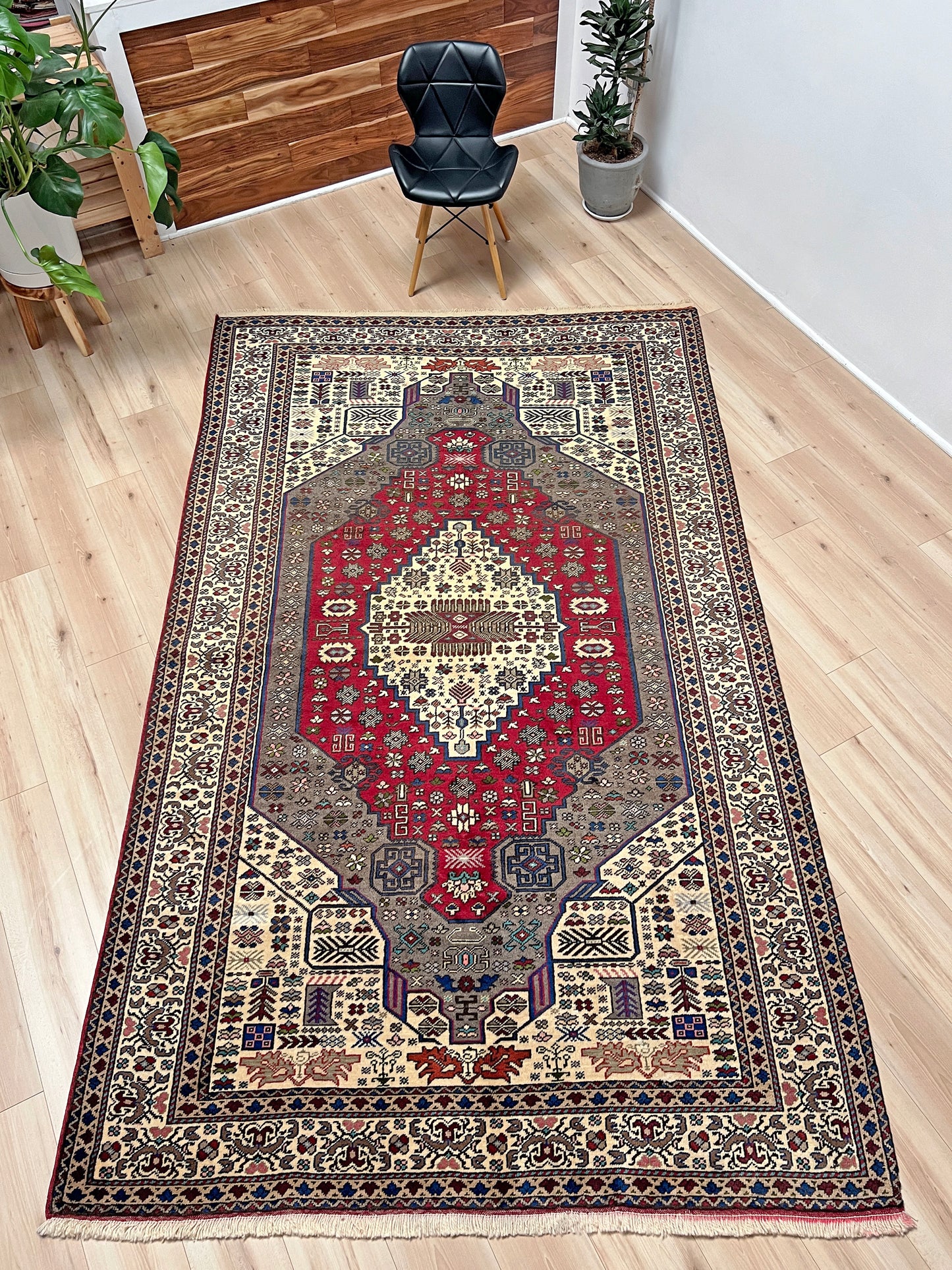 Konya vintage turkish rug shop san francisco bay area. Oriental rug shop Palo alto. Luxury rug with natural color tones shop berkeley CA.