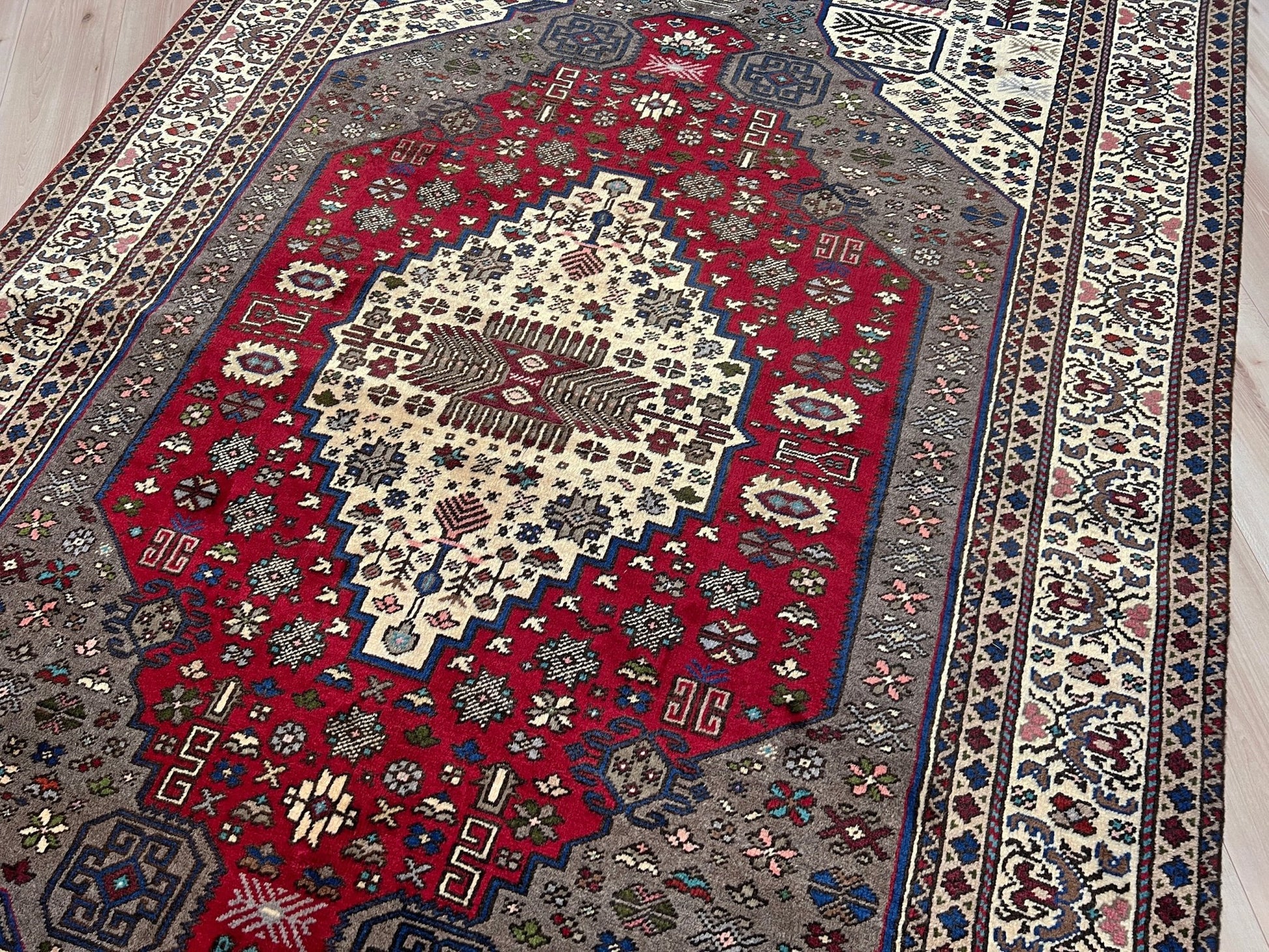 Konya vintage turkish rug shop san francisco bay area. Oriental rug shop Palo alto. Luxury rug with natural color tones shop berkeley CA.