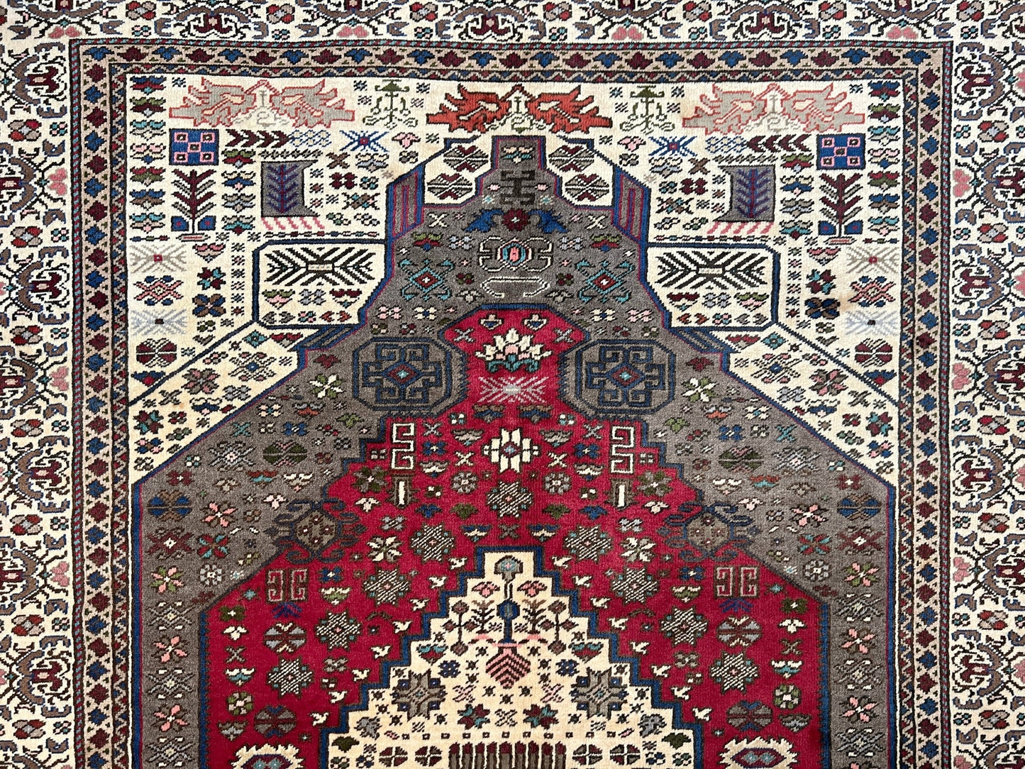 Konya vintage turkish rug shop san francisco bay area. Oriental rug shop Palo alto. Luxury rug with natural color tones shop berkeley CA.