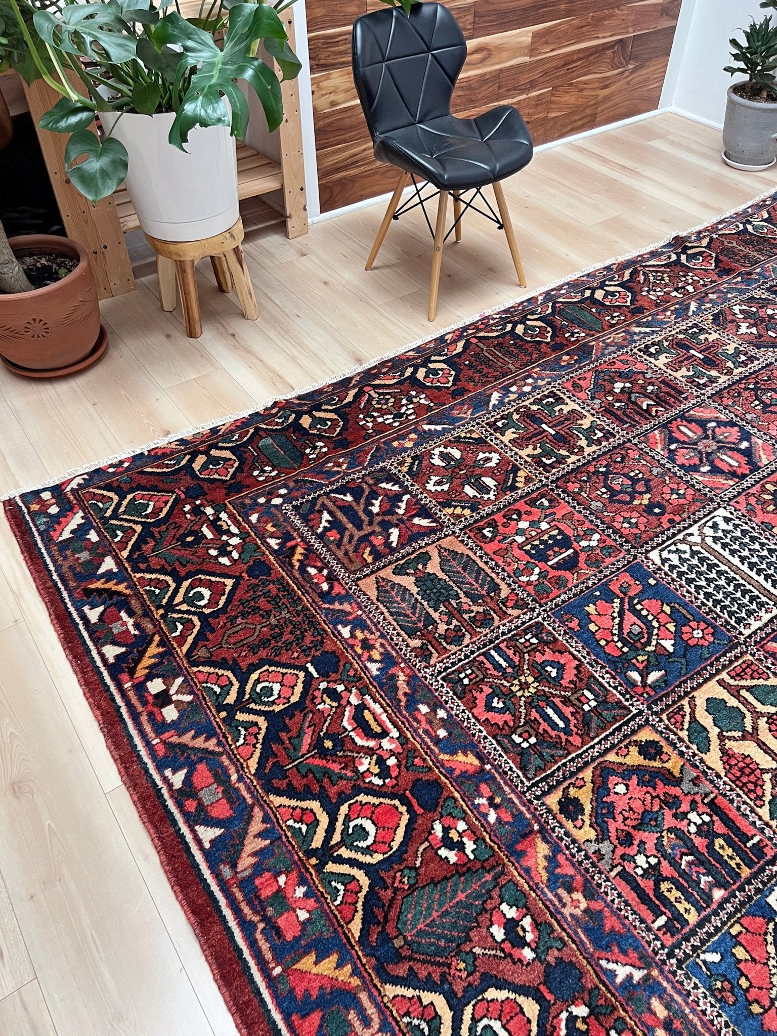 bakhtiari handmade area rug. 10x14 persian rug for living room. Luxury living room rug shop palo alto menlo park. Oriental rug shop san francisco bay area.