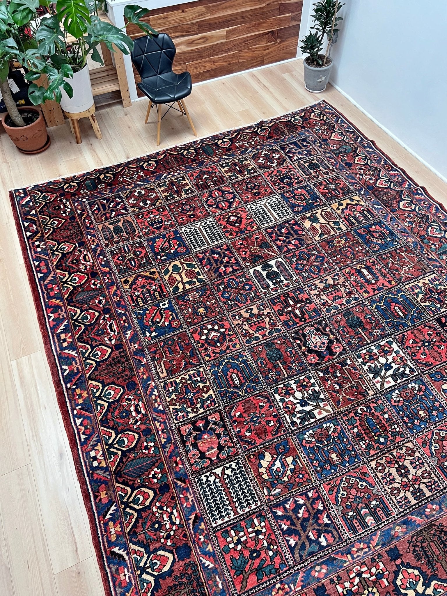 bakhtiari handmade area rug. 10x14 persian rug for living room. Luxury living room rug shop palo alto menlo park. Oriental rug shop san francisco bay area.