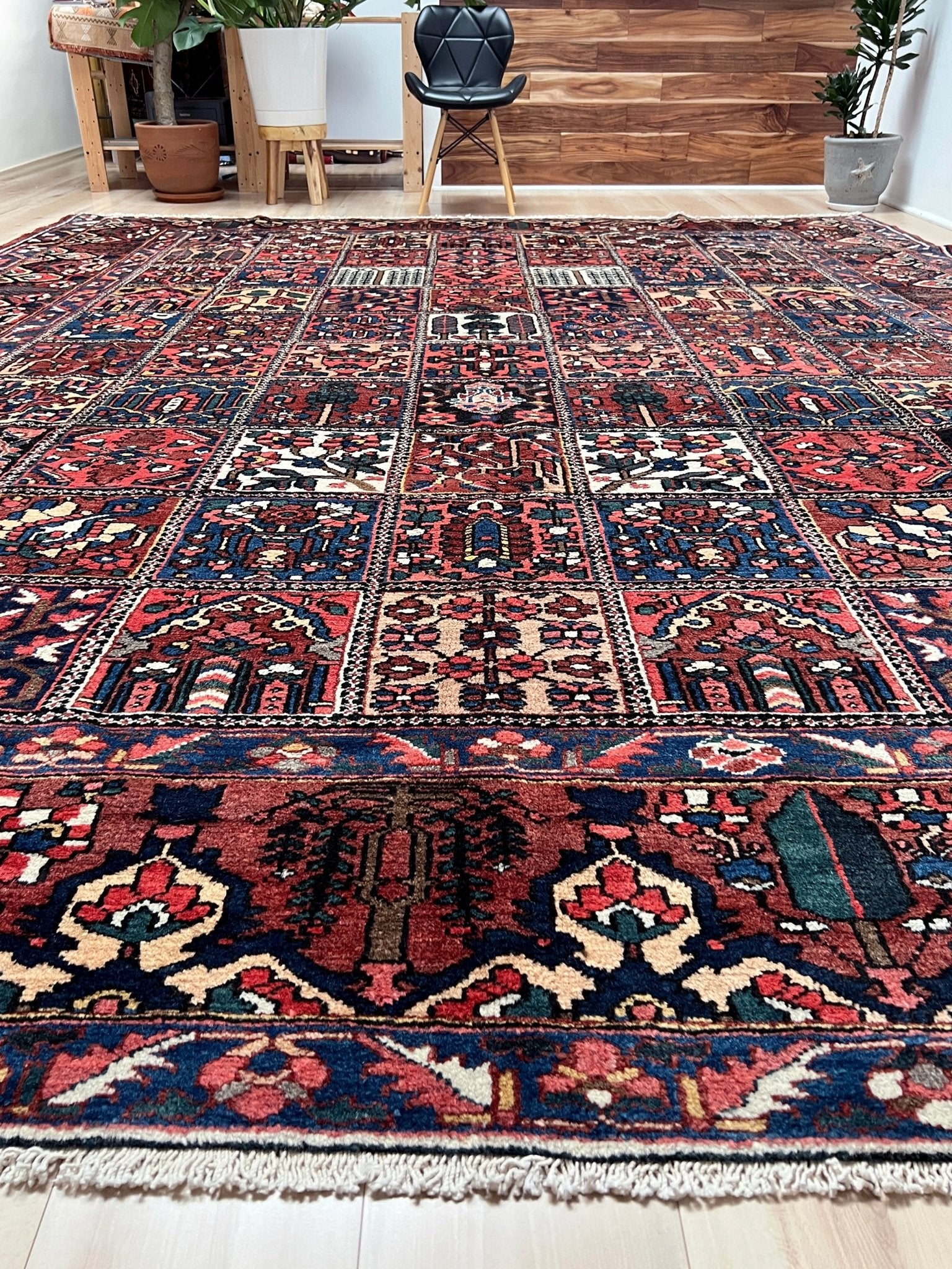 bakhtiari handmade area rug. 10x14 persian rug for living room. Luxury living room rug shop palo alto menlo park. Oriental rug shop san francisco bay area.