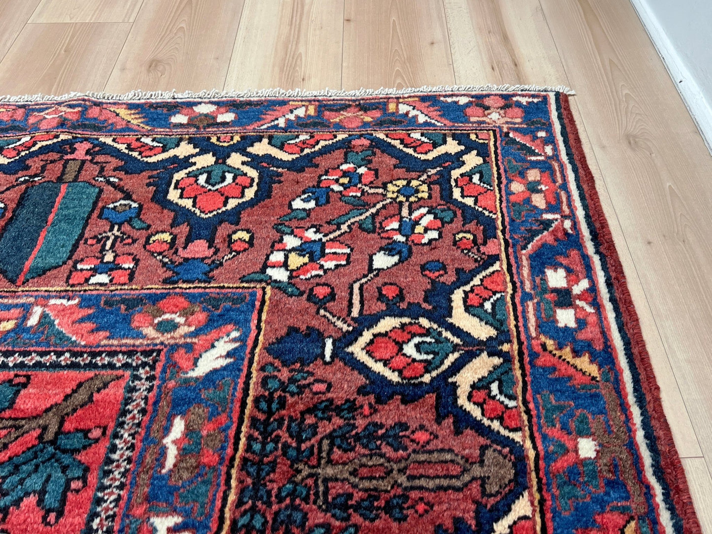 bakhtiari handmade area rug. 10x14 persian rug for living room. Luxury living room rug shop palo alto menlo park. Oriental rug shop san francisco bay area.