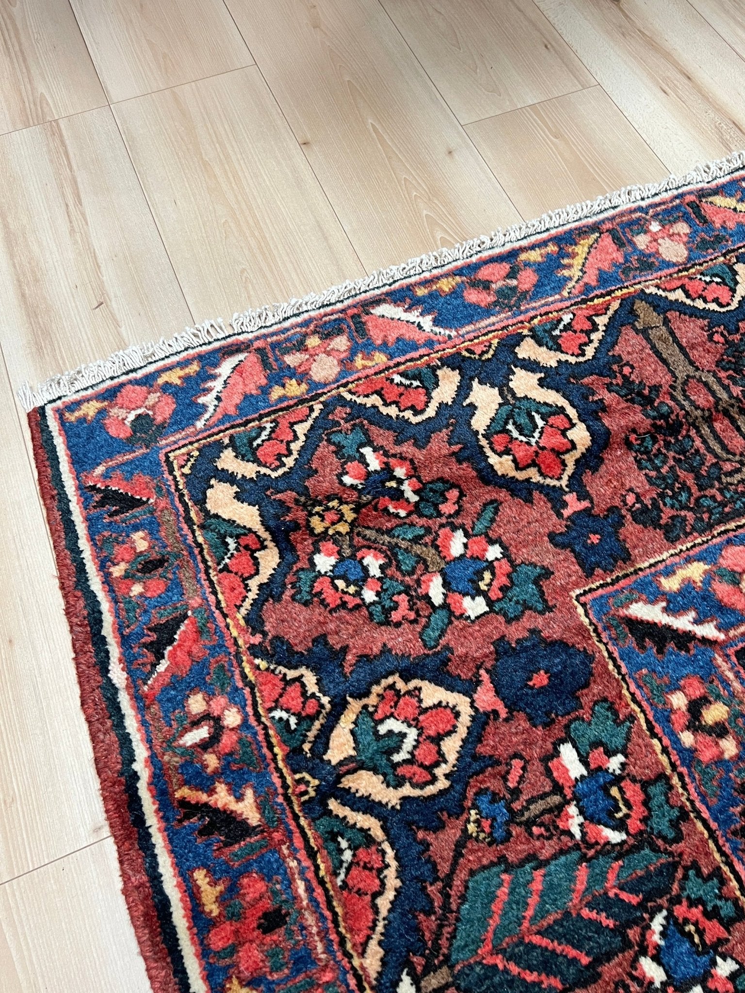 bakhtiari handmade area rug. 10x14 persian rug for living room. Luxury living room rug shop palo alto menlo park. Oriental rug shop san francisco bay area.