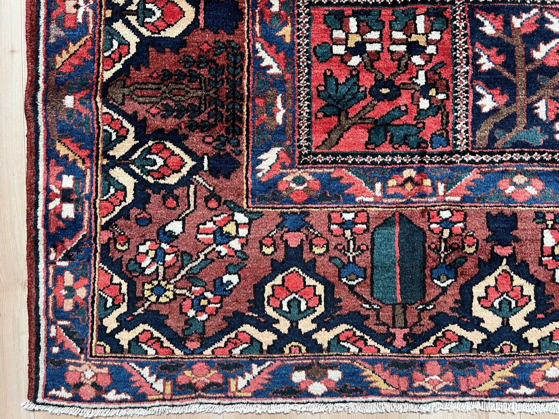 bakhtiari handmade area rug. 10x14 persian rug for living room. Luxury living room rug shop palo alto menlo park. Oriental rug shop san francisco bay area.