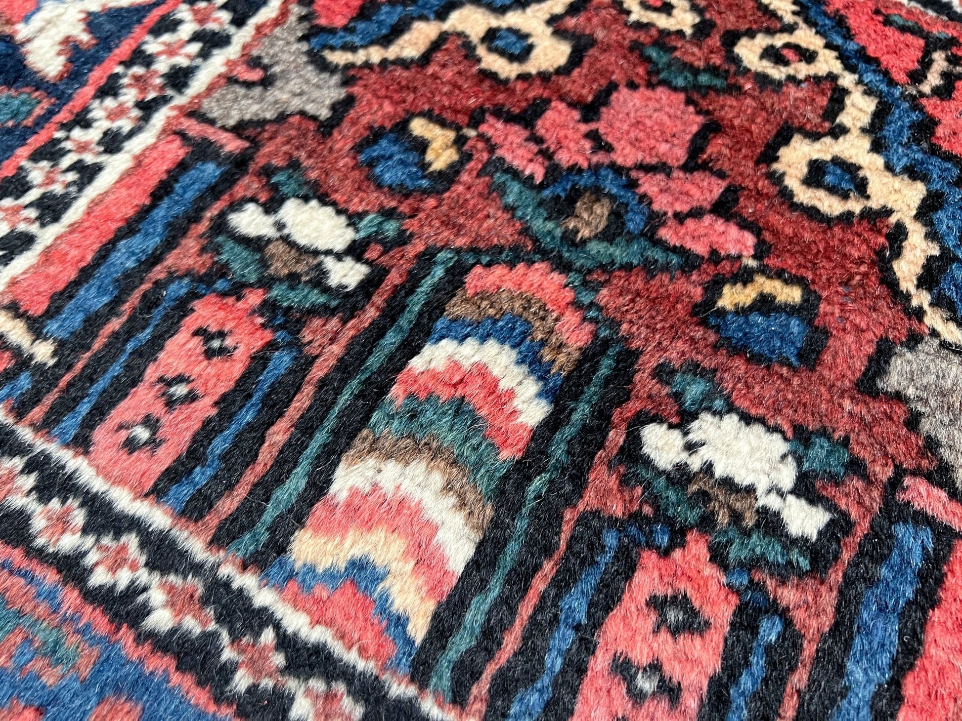 bakhtiari handmade area rug. 10x14 persian rug for living room. Luxury living room rug shop palo alto menlo park. Oriental rug shop san francisco bay area.