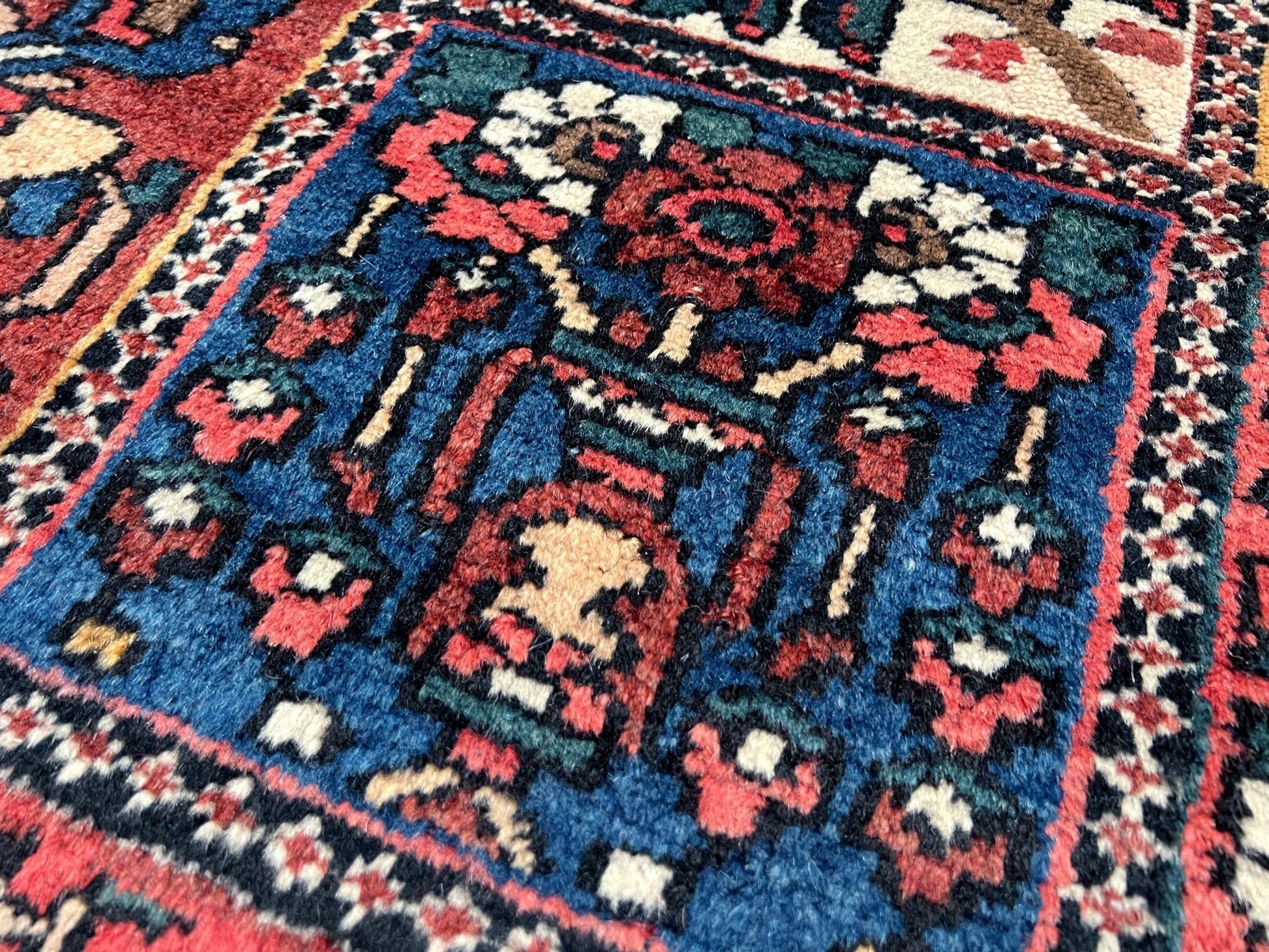 bakhtiari handmade area rug. 10x14 persian rug for living room. Luxury living room rug shop palo alto menlo park. Oriental rug shop san francisco bay area.