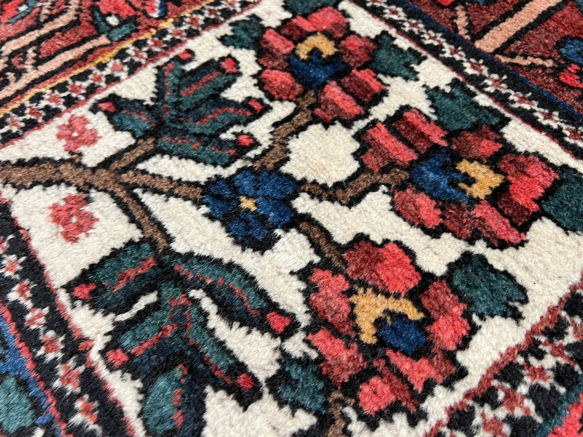 bakhtiari handmade area rug. 10x14 persian rug for living room. Luxury living room rug shop palo alto menlo park. Oriental rug shop san francisco bay area.