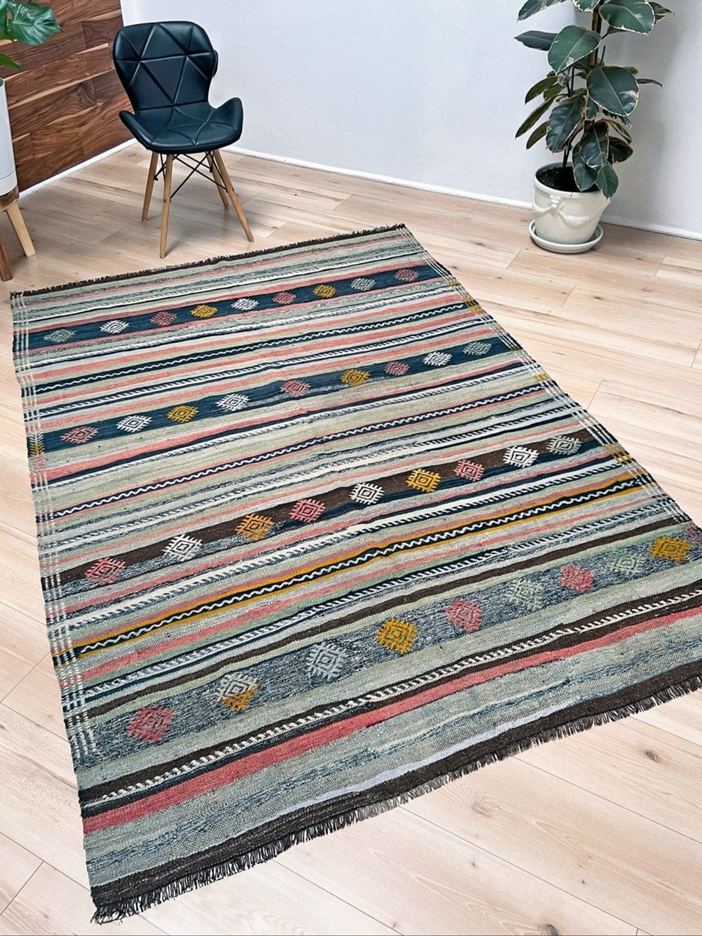 5x7 vintage turkish kilim rug in living room setting, bright colors, indigo rugs, soft rug, bold color, San Francisco Bay Area, California, rug store, rug shop, local shop, vintage rug, modern kilim, warm colors, antique rug, antique kilim.