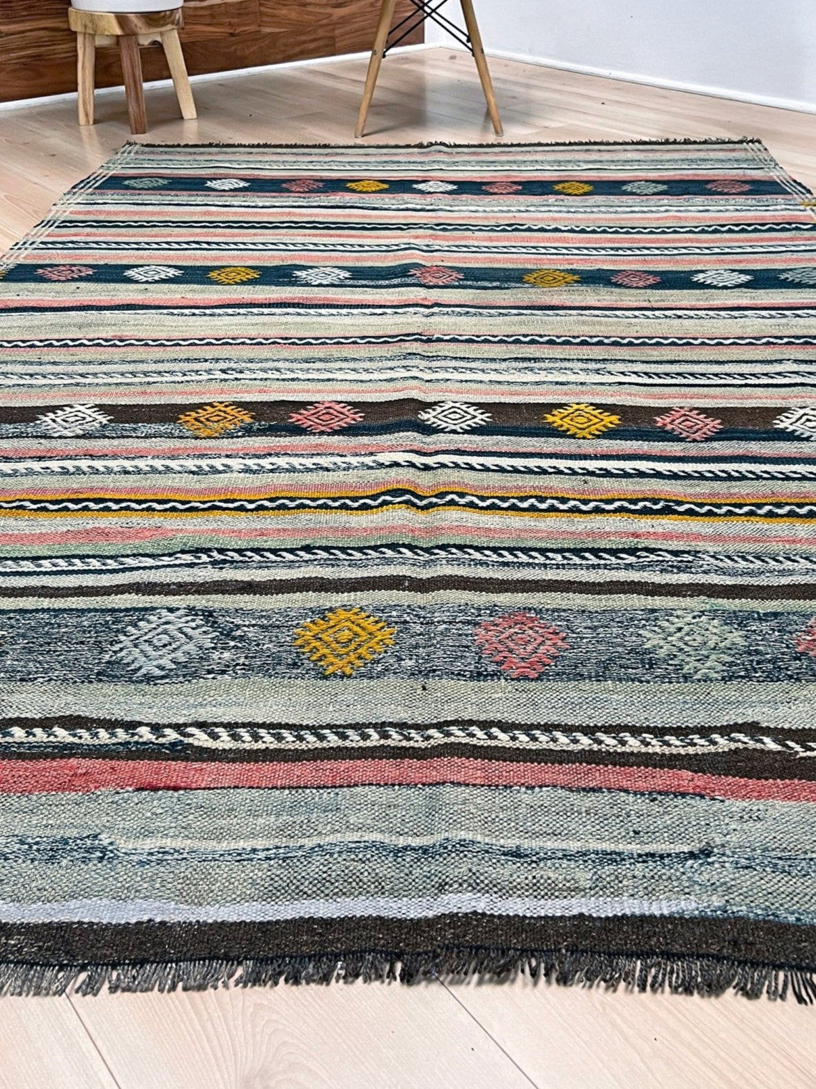 5x7 vintage turkish kilim rug in living room setting, bright colors, indigo rugs, soft rug, bold color, San Francisco Bay Area, California, rug store, rug shop, local shop, vintage rug, modern kilim, warm colors, antique rug, antique kilim.