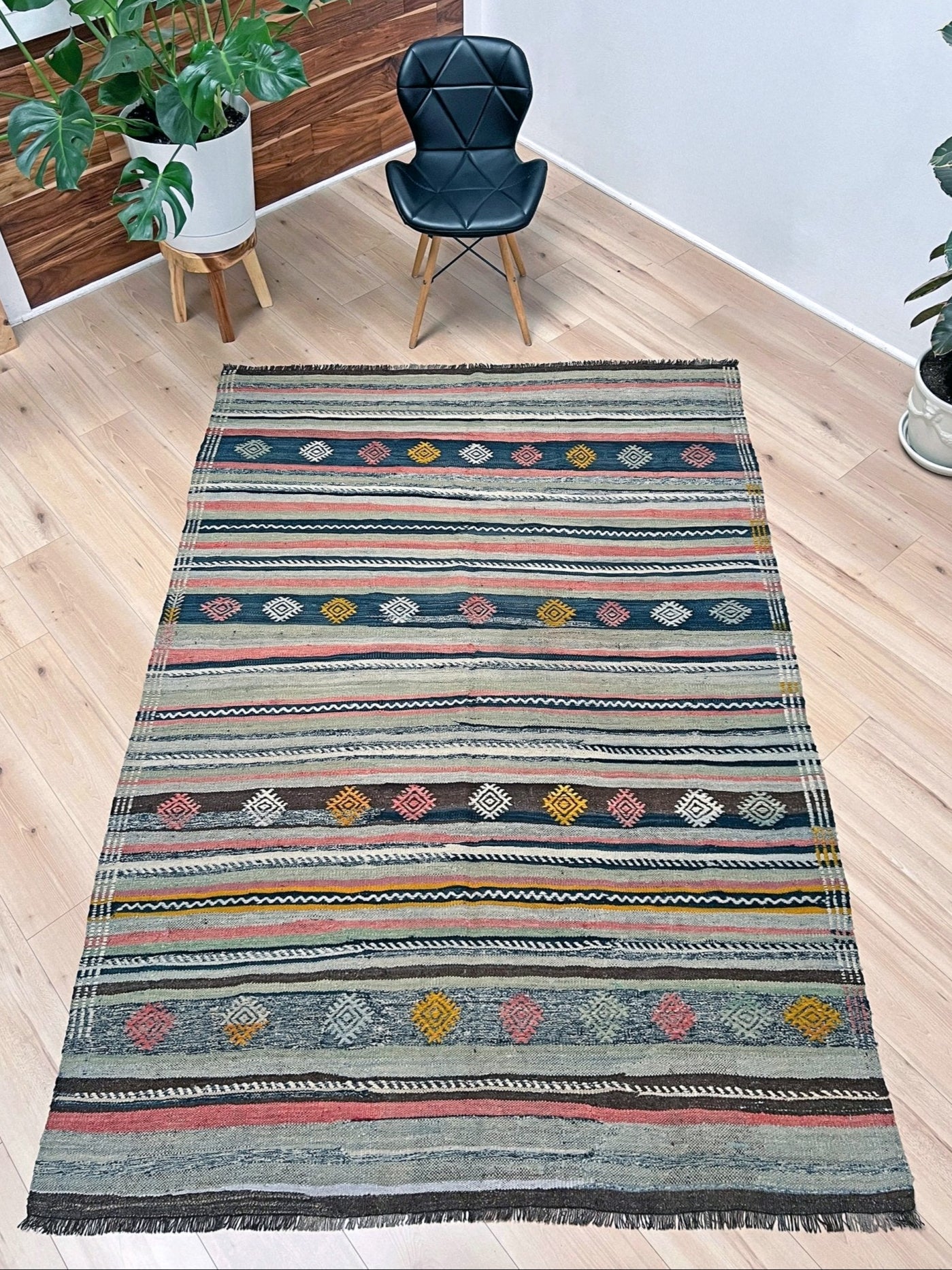 5x7 vintage turkish kilim rug in living room setting, bright colors, indigo rugs, soft rug, bold color, San Francisco Bay Area, California, rug store, rug shop, local shop, vintage rug, modern kilim, warm colors, antique rug, antique kilim.