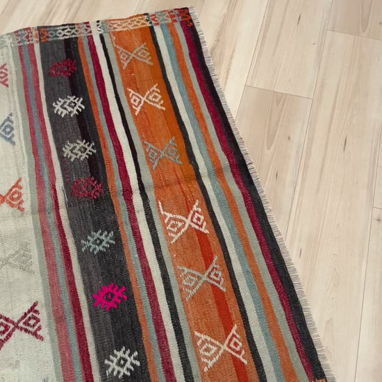 Denizli turkish kilim rug. Small kilim rug for bedroom, living room, kitchen, office. Buy Anatolian kilim rug online shopping Free shipping to USA and Canada. Oriental rug shop San Francisco Bay Area, Berkeley, Portland.