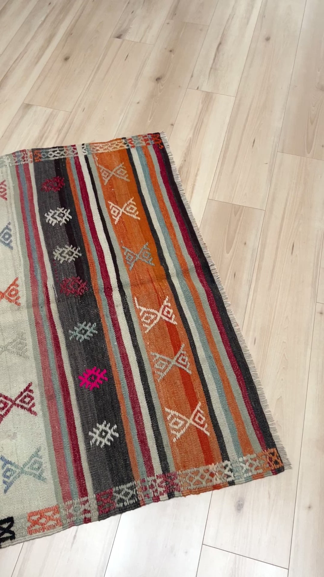 Denizli turkish kilim rug. Small kilim rug for bedroom, living room, kitchen, office. Buy Anatolian kilim rug online shopping Free shipping to USA and Canada. Oriental rug shop San Francisco Bay Area, Berkeley, Portland.