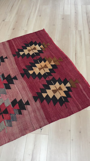 pergamum turkish kilim rug. Vintage rug store San francisco bay area. Flatweave aztec stylr rug for living room, bedroom, dining, kitchen. Buy turkish rug online shopping free shipping to USA and Canada.