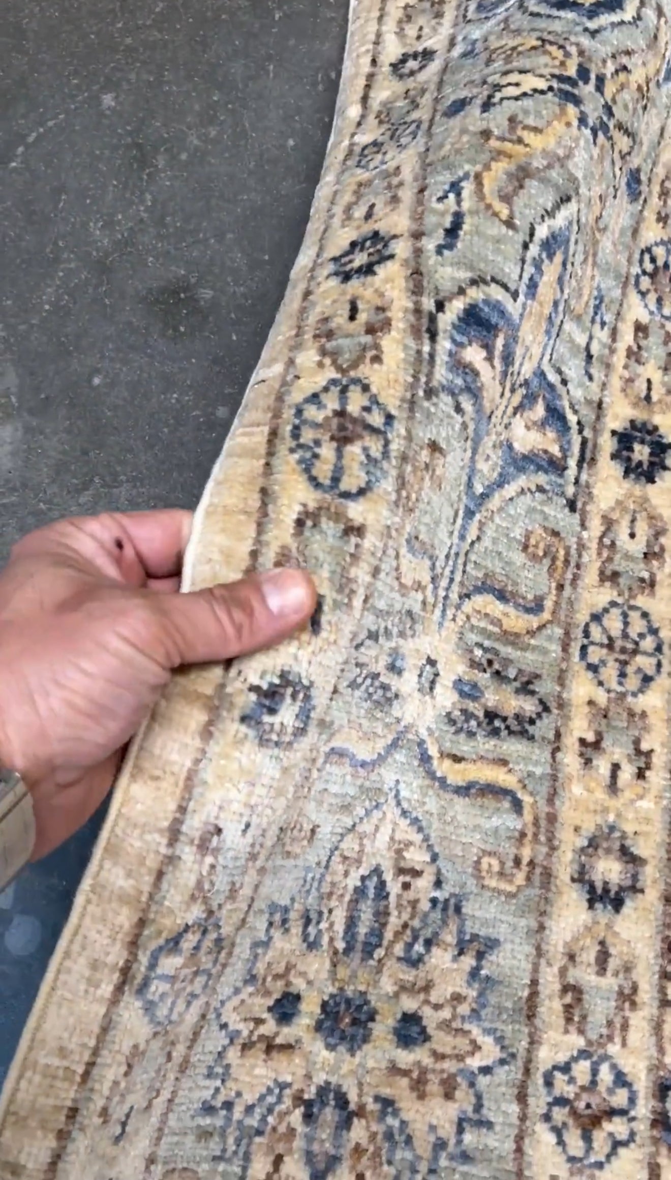 6x9 handmade transitional Ziegler Sultanabad Turkish rug in soft ivory, beige, and muted blue tones with a neutral, calming palette. Ideal for living rooms, dining rooms, and bedrooms in modern, rustic, or coastal décor. From a rug shop in Burlingame, San Francisco Bay Area, CA with free shipping.