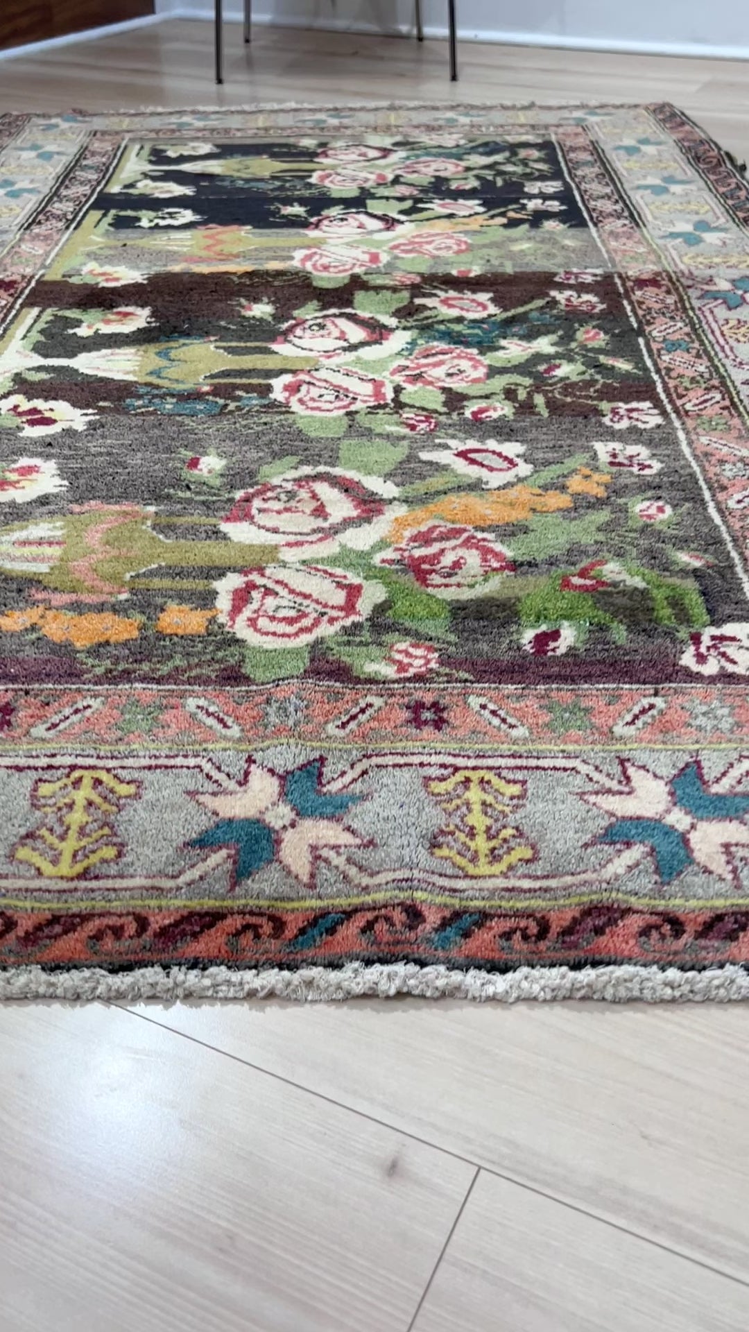 karabagh roses vintage caucasian rug from Azerbaijan. Oriental rug shop San Francisco Bay Area. Buy handmade vintage rug online free shipping USA and Canada. Turkish rug store menlo park, berkeley, portland.