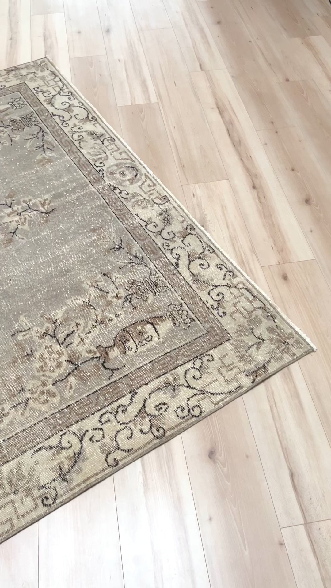 Vase vintage muted anatolian rug. Turkish rug shop san francisco bay area. Large distressed overdyed rug for living room, bedroom, dining of office. Interior design ideas, homedecor shop palo alto, los latos, los gatos. Buy handmade rug online free shipping to USA and Canada. 