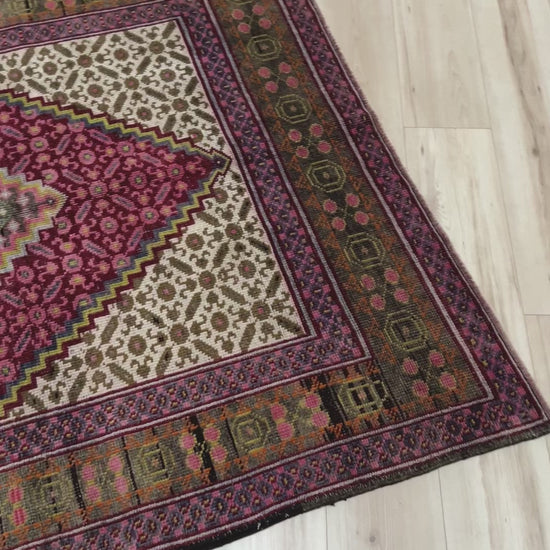 senneh persian rug. vintage oriental rug store San Mateo CA. Rug for dining, living room, bedroom, office. Buy oriental rug online affordable rugs free shipping to US and Canada.