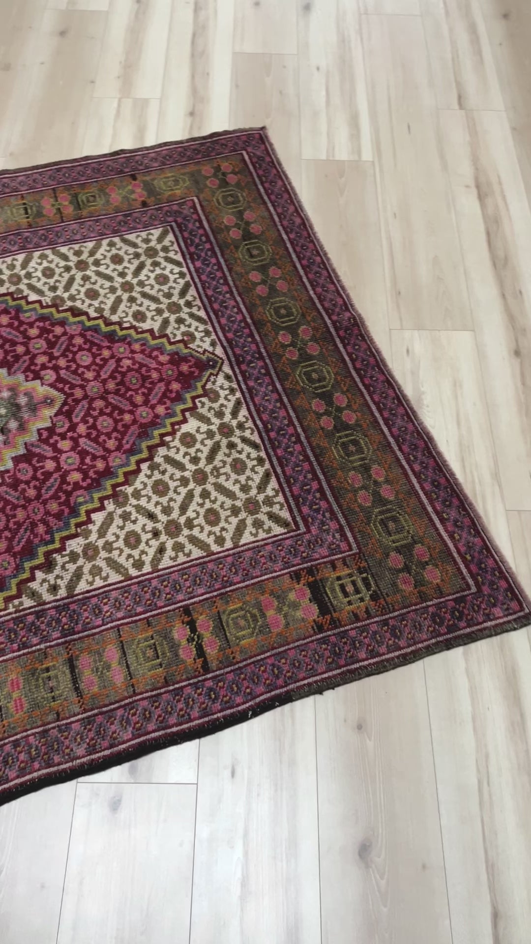 senneh persian rug. vintage oriental rug store San Mateo CA. Rug for dining, living room, bedroom, office. Buy oriental rug online affordable rugs free shipping to US and Canada.