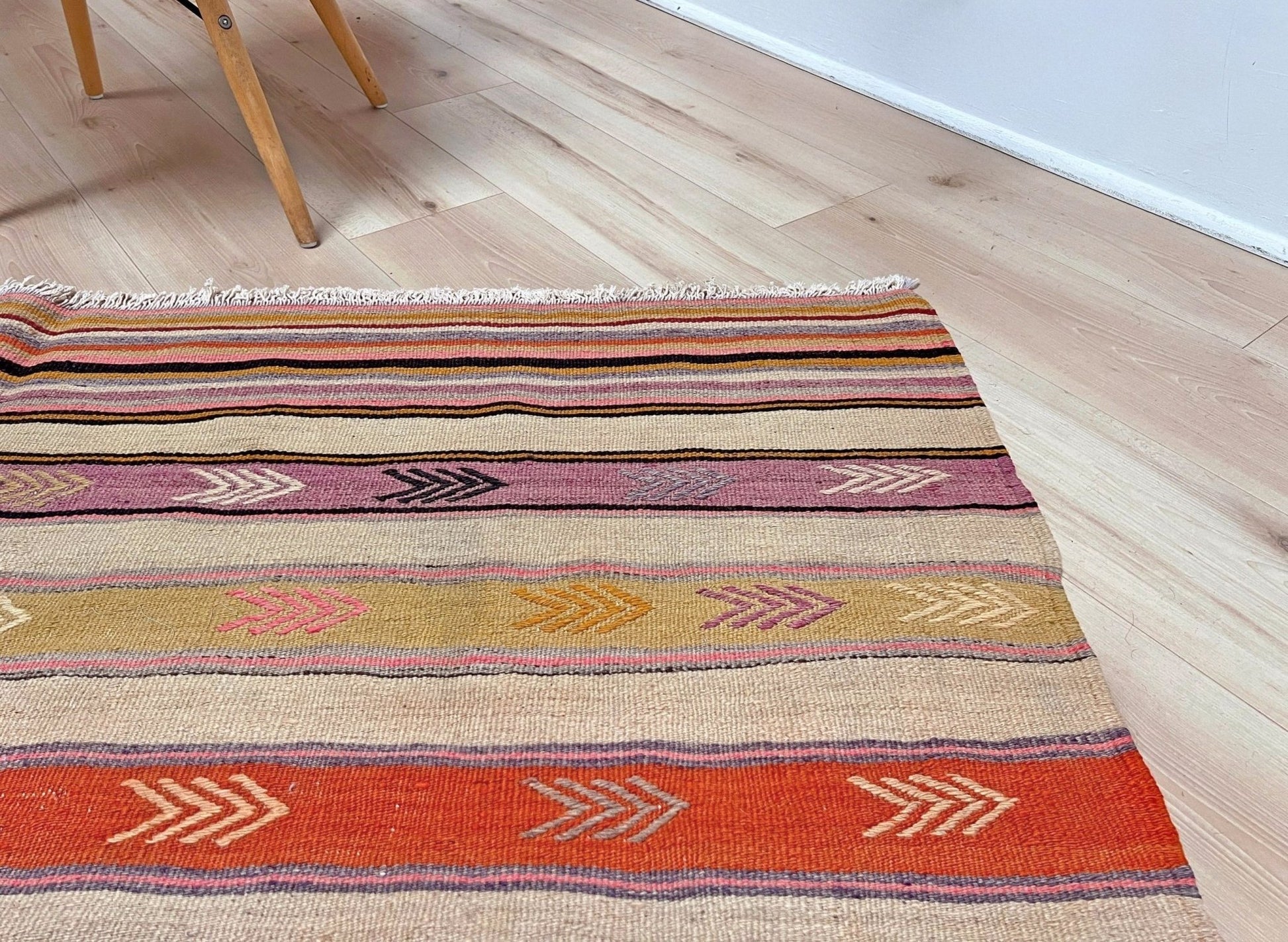 Vintage Anatolian kilim rug, 6x8 with horizontal arrow motifs in sun-washed tones.