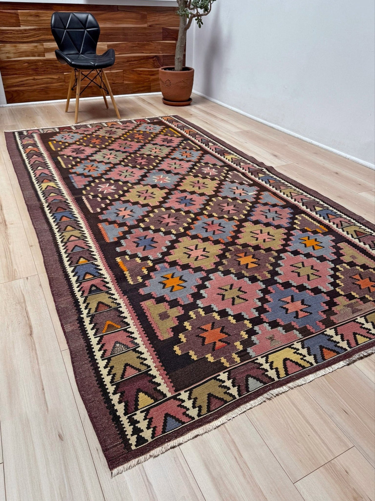 Diamond Caucasian Kilim • Handmade Vintage Flatweave Rug (4'11"x9'2")