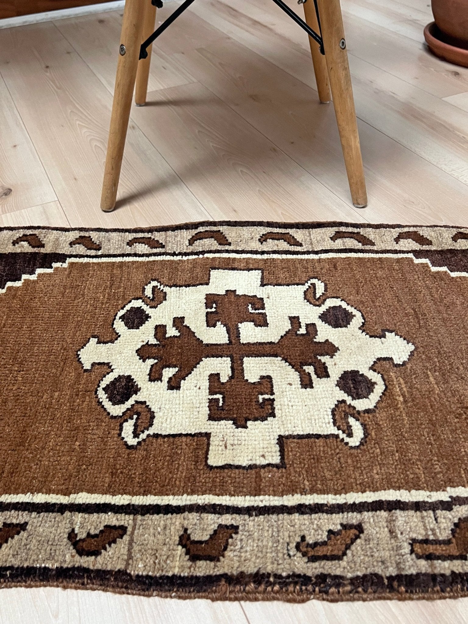 2x4 Vintage turkish wool mini rug for entry, kitchen, bathroom, under the desk. Handmade small skinny carpet rug from the best rug shop san francisco bay area. Free shipping to US and Canada.