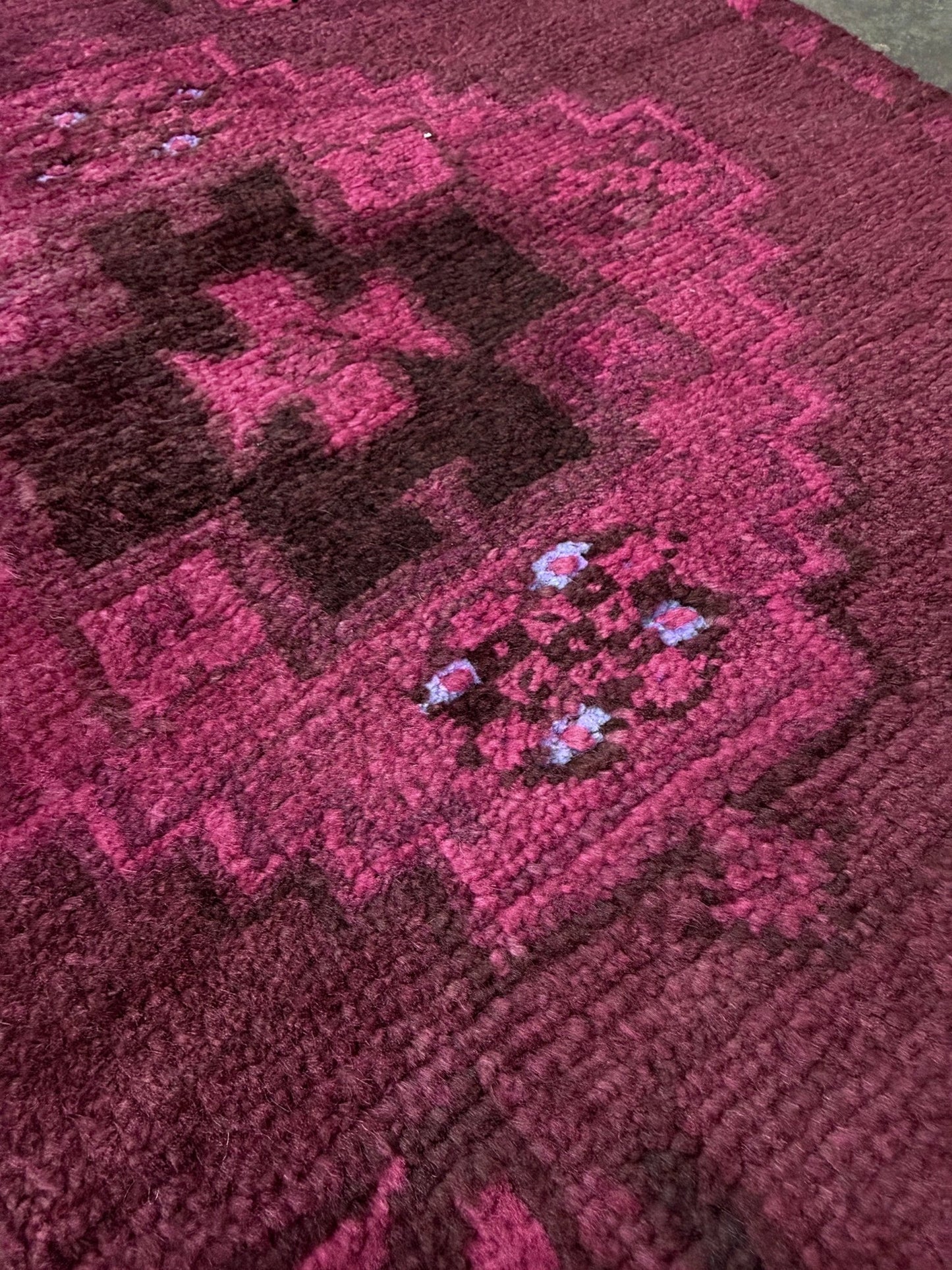 berry red pink Turkish mini rug with amaranth tones 20x30 hand-knotted wool rug for entryway bathroom bedside kitachen. From Indigo Rugs, Burlingame — the best rug shop in the San Francisco Bay Area. Free shipping.