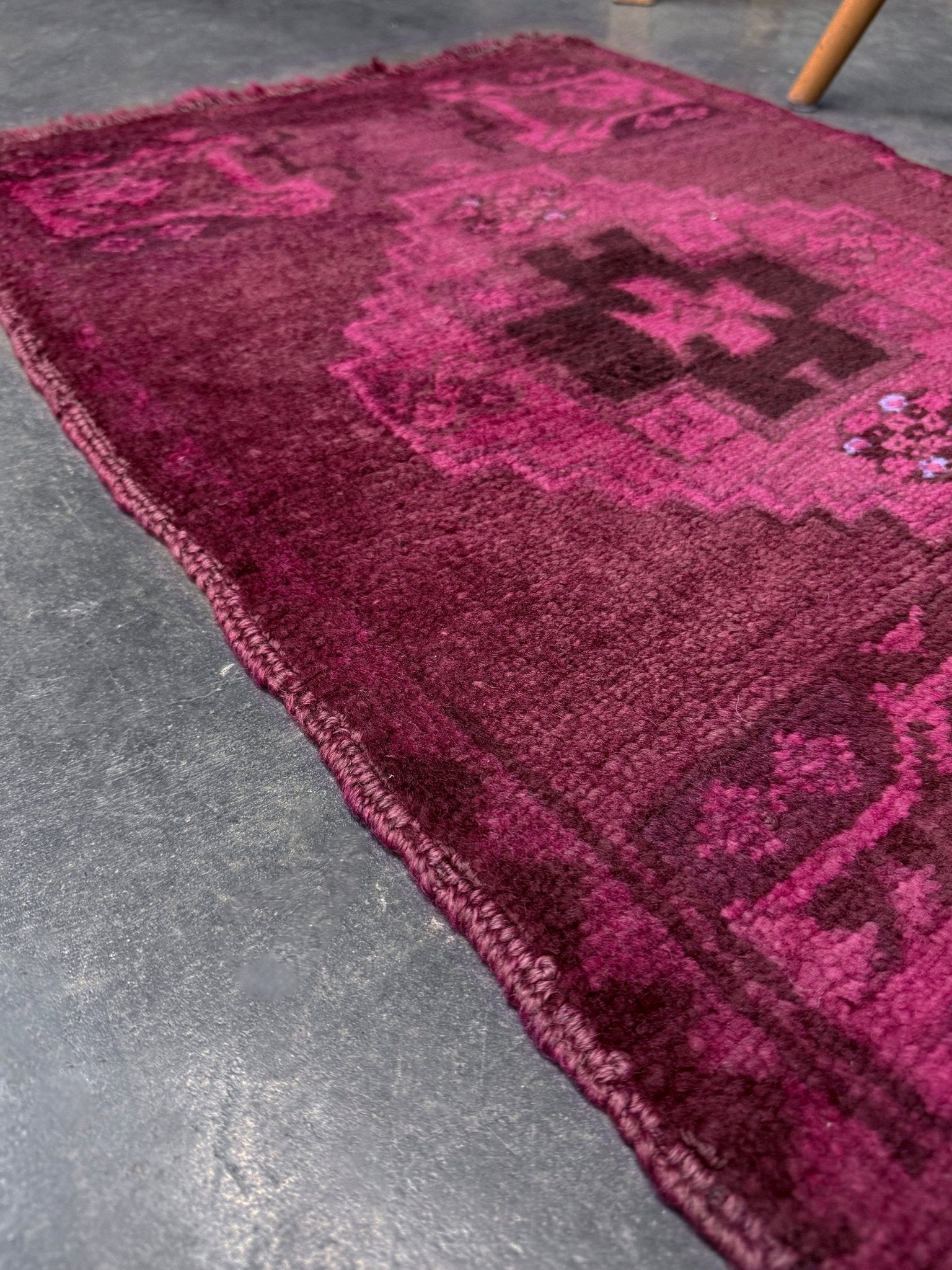 berry red pink Turkish mini rug with amaranth tones 20x30 hand-knotted wool rug for entryway bathroom bedside kitachen. From Indigo Rugs, Burlingame — the best rug shop in the San Francisco Bay Area. Free shipping.