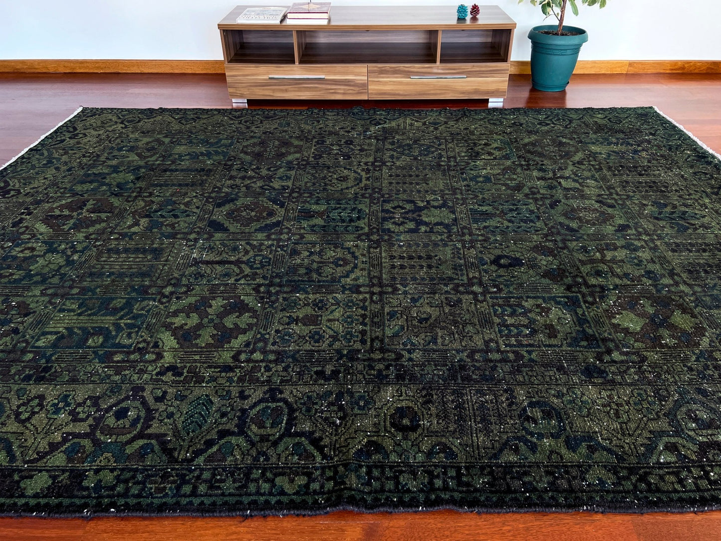 large Bakhtiari persian rug. Oriental rug shop SF Bay area. Handmade wool rug store palo alto los altos Berkeley.