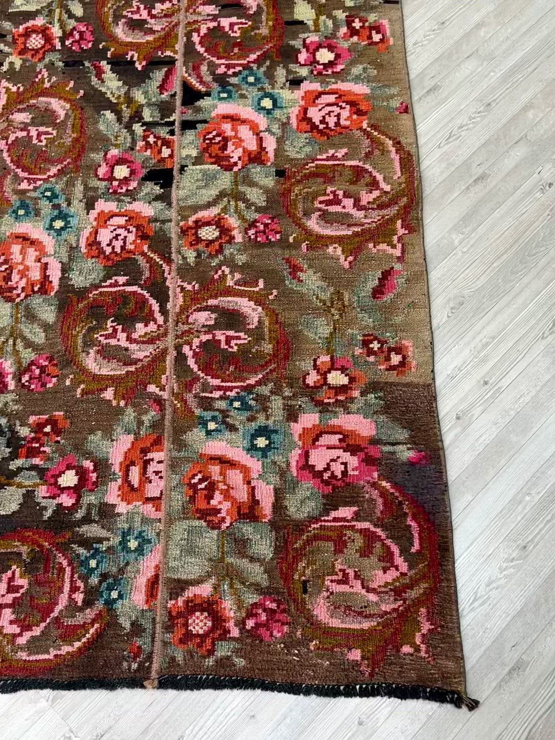 Moldovan rose kilim runner rug. Oriental rug shop san francisco bay area palo alto berkeley. Buuy kilim rugs free shipping to Canada, USA. Vintage kilim rug store california, los altos, los gatos.
