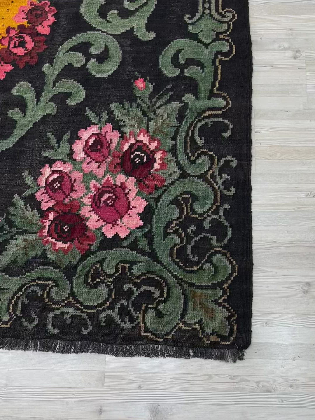 Moldovan Rose Kilim Flora Vintage Rug for Living Room Office San
